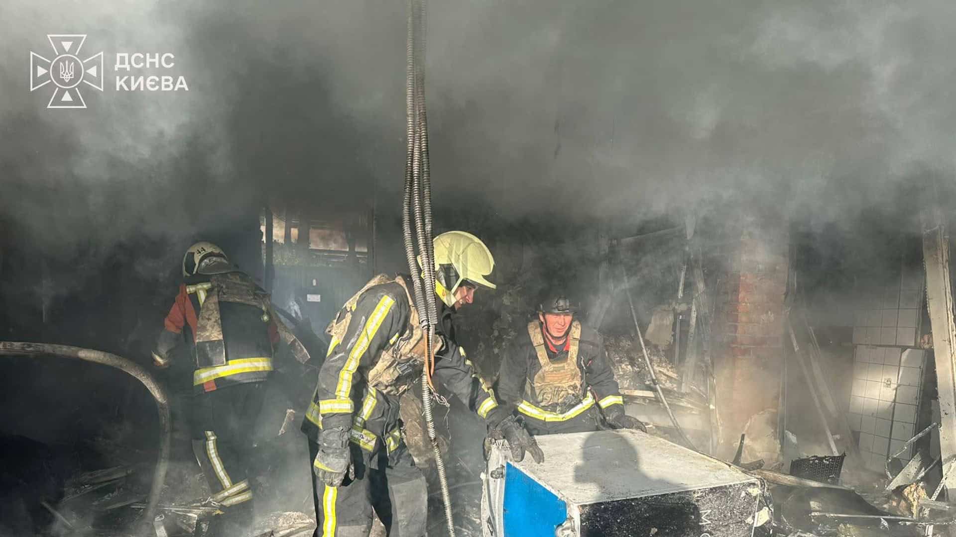 Зеленський відвідав пологовий №2 у Києві, пошкоджений атакою Кілька рятувальників ДСНС розбирають завали й виносять обладнання із задимленого приміщення після атаки на Київ