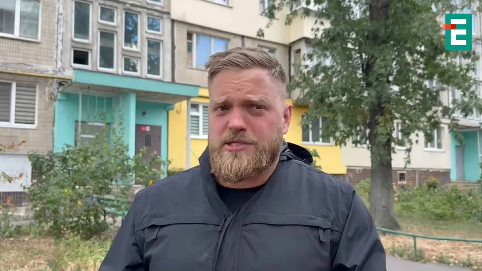 Уламки впали на приватний будинок у Солом’янському районі Адвокат Тарас Боровський дає коментар журналістам Espreso.TV у дворі будинку на Березняках, де сталася стрілянина між СБУ і ГУР