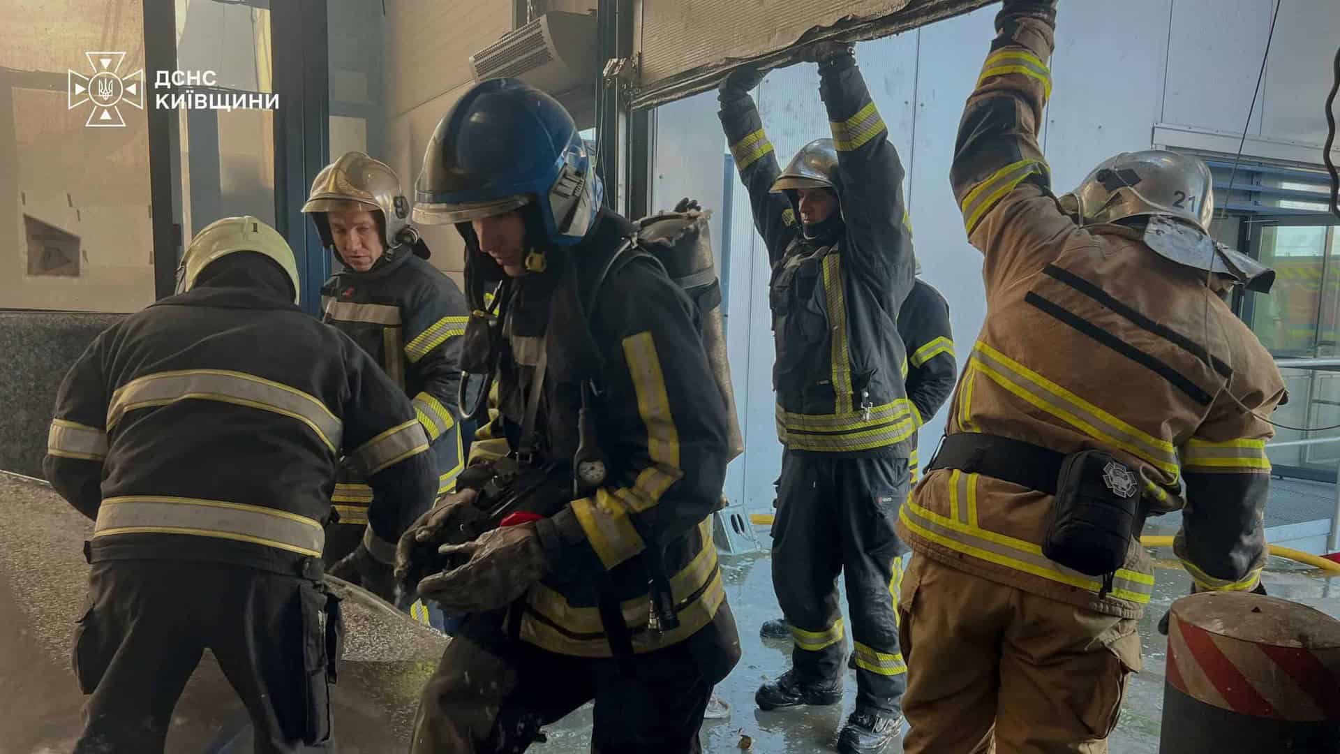 Рятувальники ДСНС Київщини розчищають завали та оглядають пошкоджену будівлю після ворожої атаки на Бориспільський район Київщини