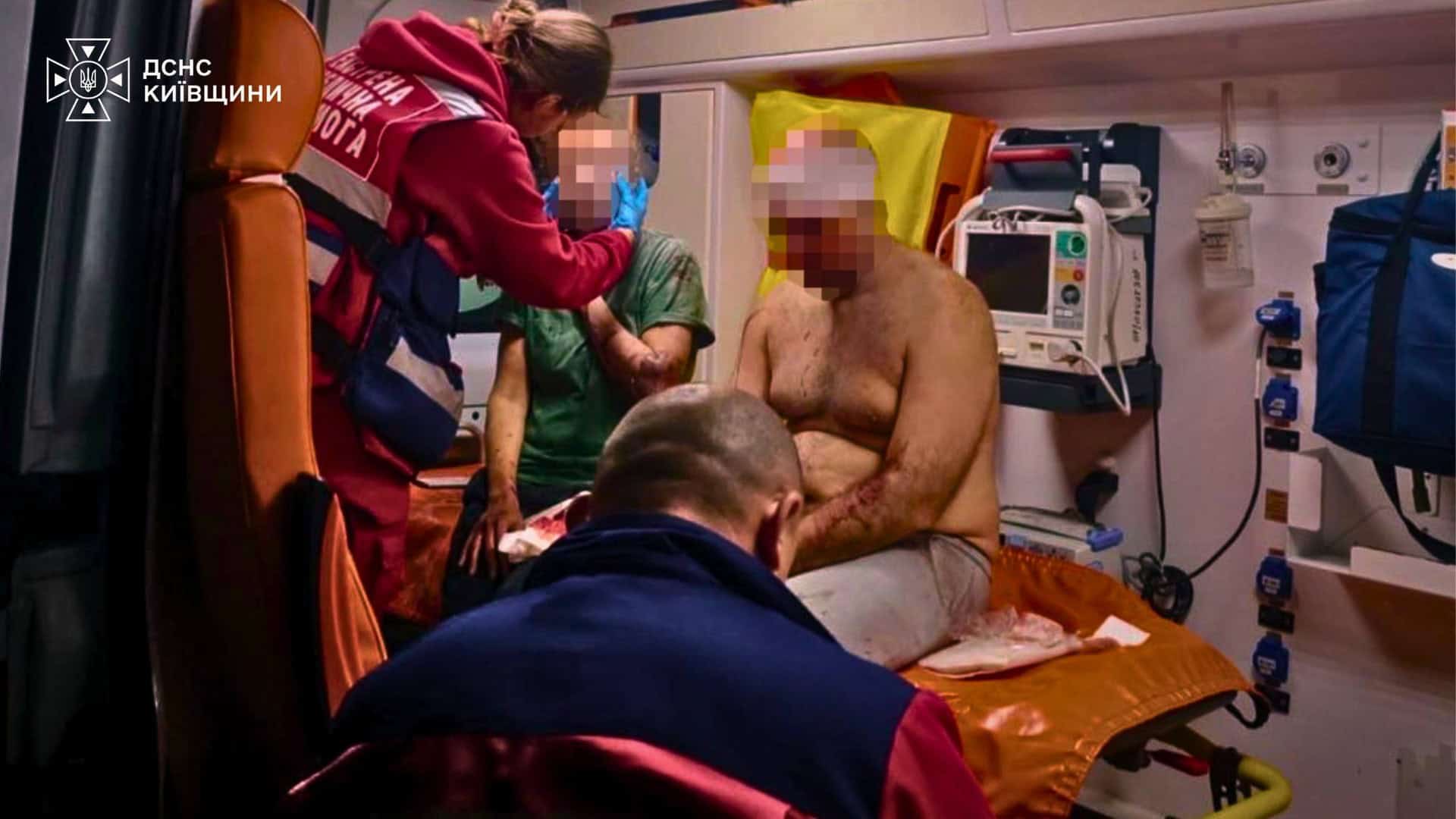 Удар дроном у Бучанському р-ні: врятовано двох, пожежа 300 кв. м Медики екстреної допомоги надають допомогу двом травмованим чоловікам у кареті швидкої після удару безпілотника в Бучанському районі