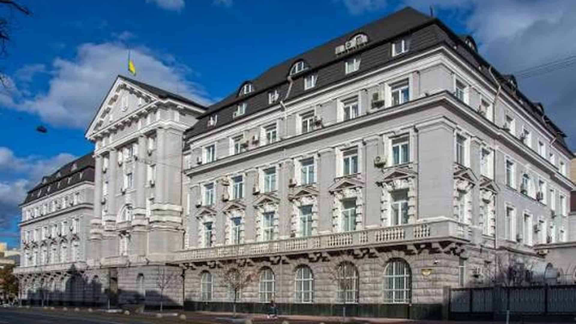 Головна будівля Служби безпеки України на вулиці Володимирській у центрі Києва, фасад із державним прапором
