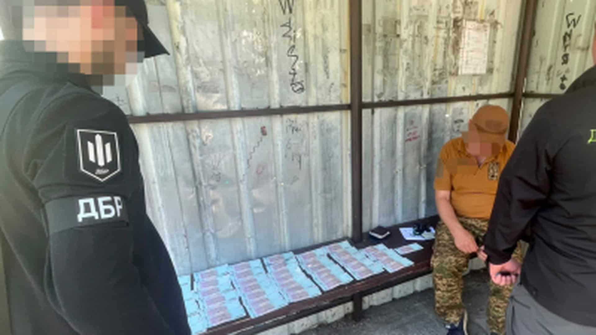 Центральну вулицю Бородянки відбудують за сучасними технологіями: нові зупинки, LED-освітлення, «Безпечне місто» ДБР документує вимагання: гроші розкладені на лаві, підозрюваний і слідчі на місці затримання на Київщині
