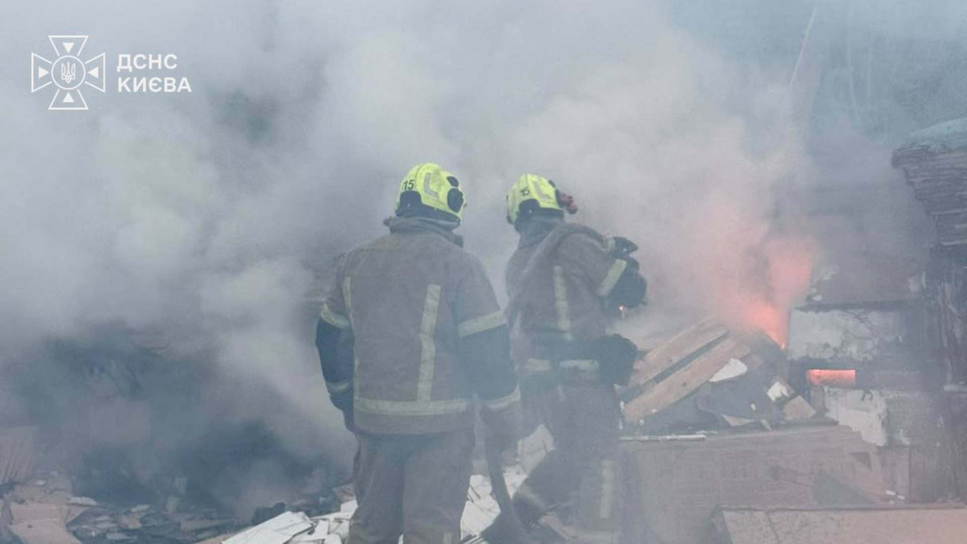 Двоє загиблих і 36 постраждалих: Київ атакували БпЛА у чотирьох районах Двоє рятувальників ДСНС у захисних костюмах працюють серед завалів і густого диму на місці пожежі в Києві після нічної атаки.