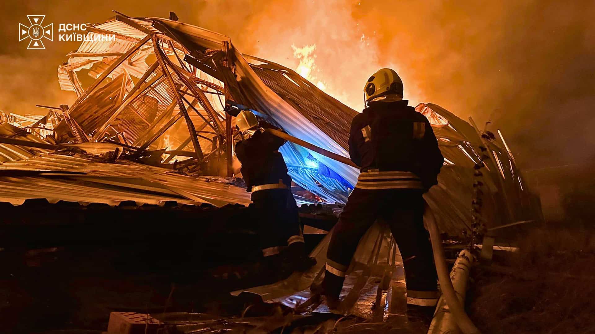 Нові правила для бройлерів з 1 січня 2026: що змінилося Двоє рятувальників ДСНС Київщини у захисних касках працюють серед уламків зруйнованої будівлі на тлі потужного полум'я