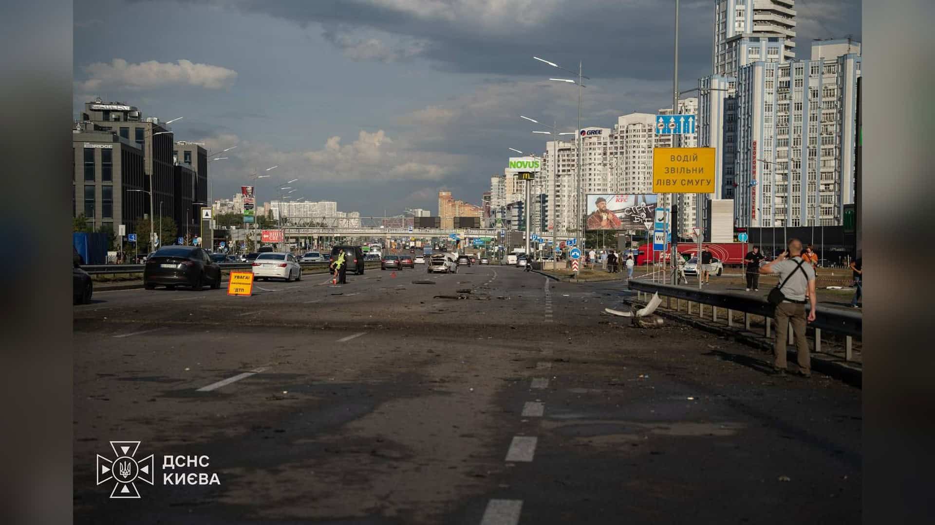 Уламки дронів впали на ЖК у Голосіївському та на подвір’я у Святошинському Рятувальники ДСНС на місці російської атаки у Дарницькому районі Києва, де постраждали 6 людей, серед них дитина
