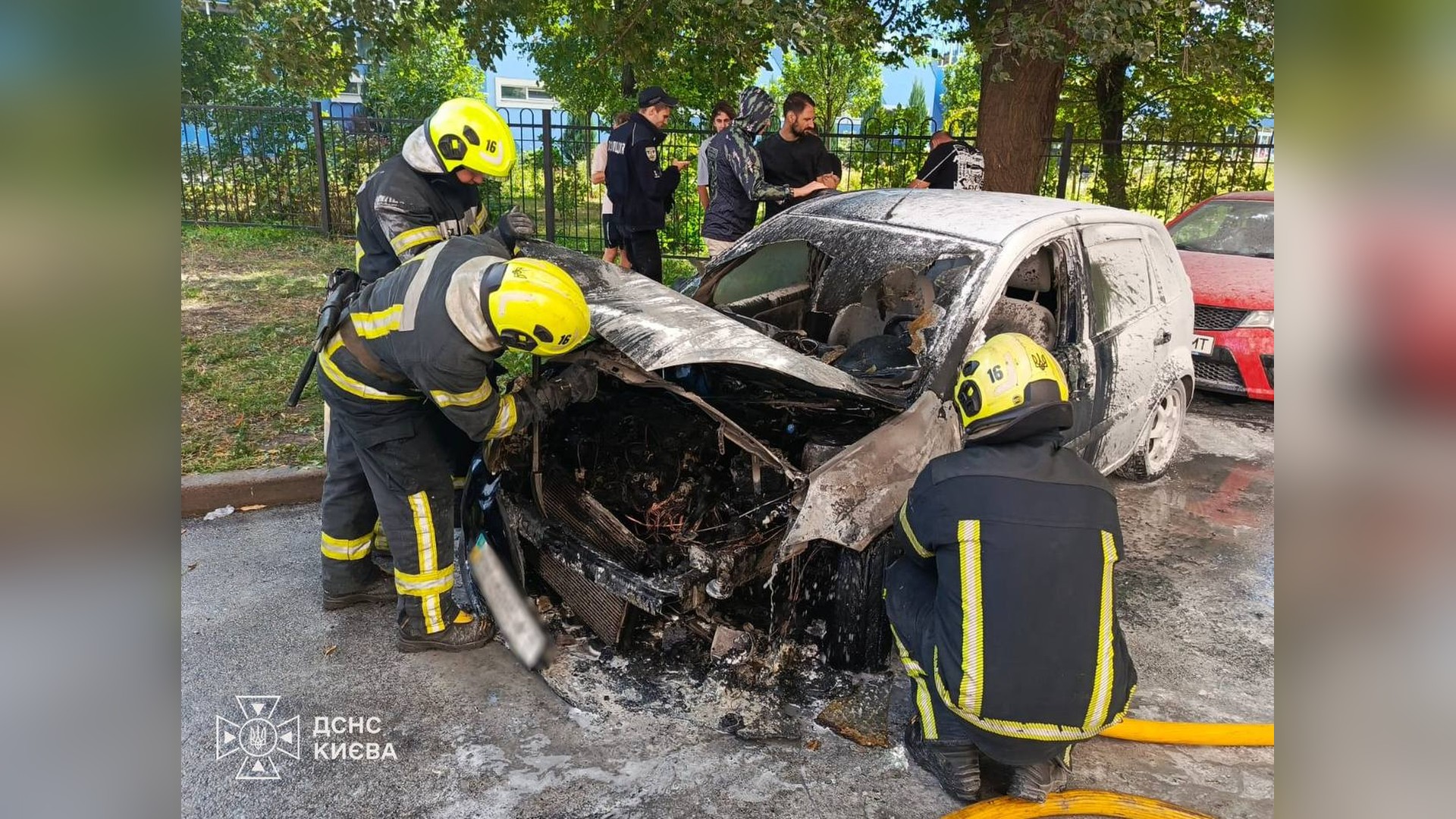 Рятувальники гасять палаючий Ford на вулиці Павла Тичини у Дніпровському районі Києва, 7 вересня