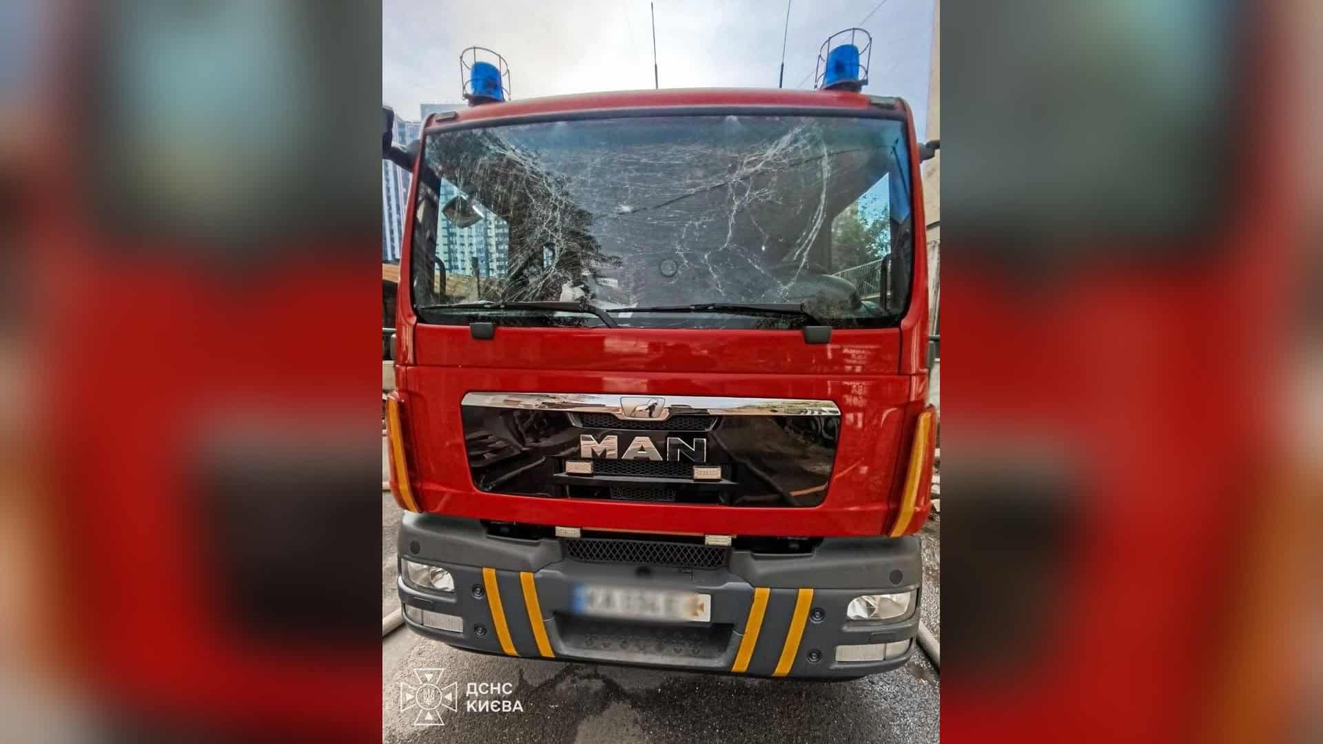 Що зняли бодікамери патрульних під час ракетного удару по Києву? Пошкоджена пожежна автоцистерна ДСНС Києва після влучання ворожого уламка у лобове скло під час повторного обстрілу столиці