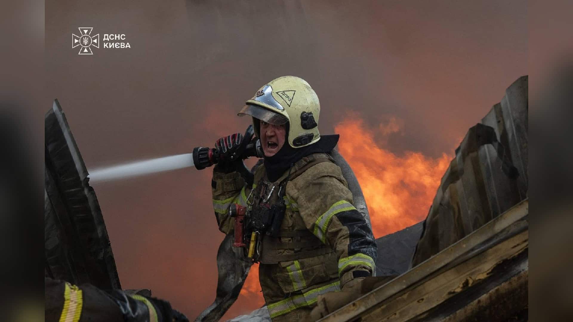 Вночі ворог атакував Київ: пожежі у Дарницькому та Голосіївському р-нах Рятувальники ДСНС гасять пожежу в Києві після російських ударів 8 вересня — 5 загиблих і 35 постраждалих
