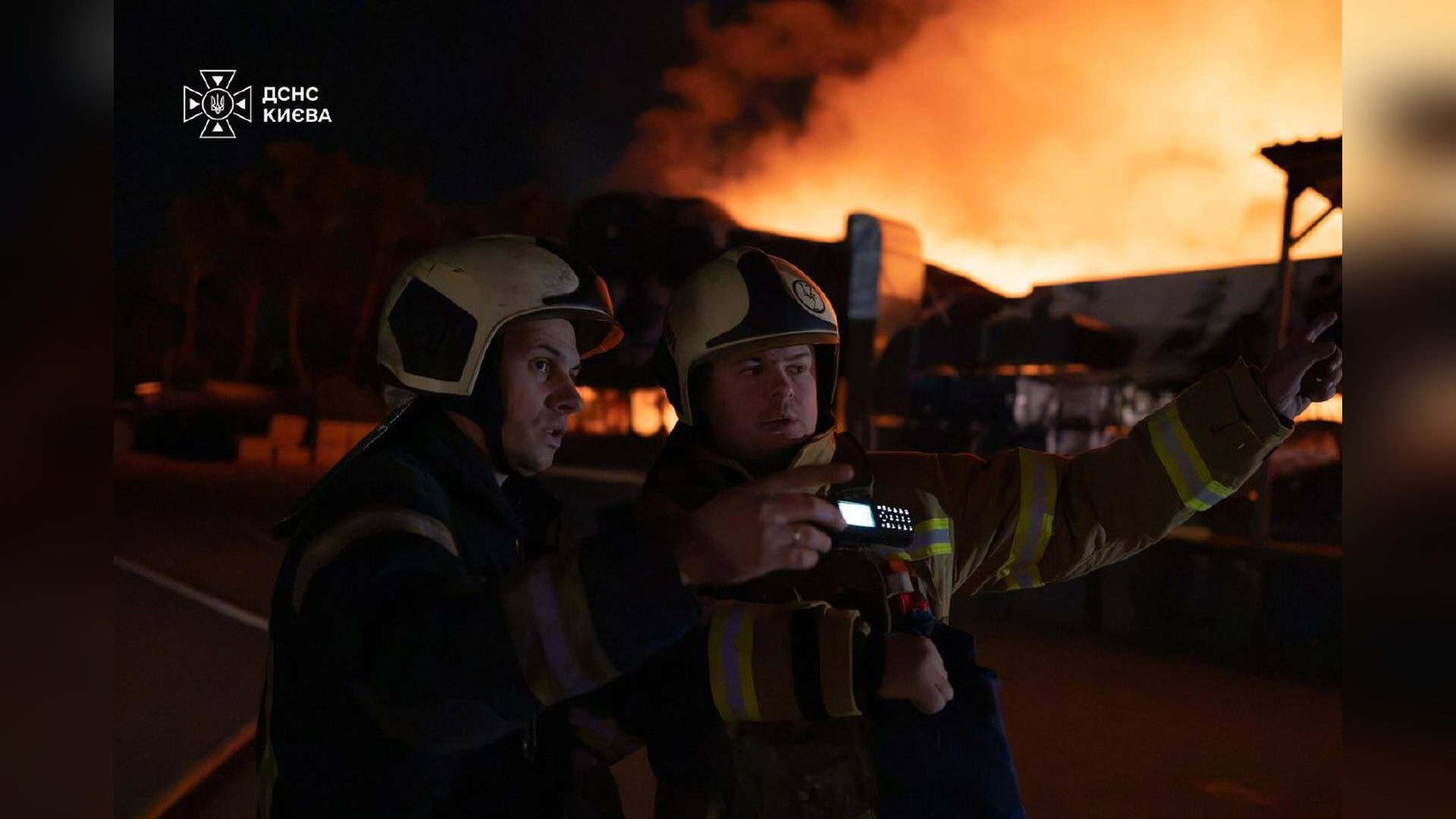 Пожежники ДСНС гасять вогонь після нічної атаки на Київ у Дарницькому та Голосіївському районах