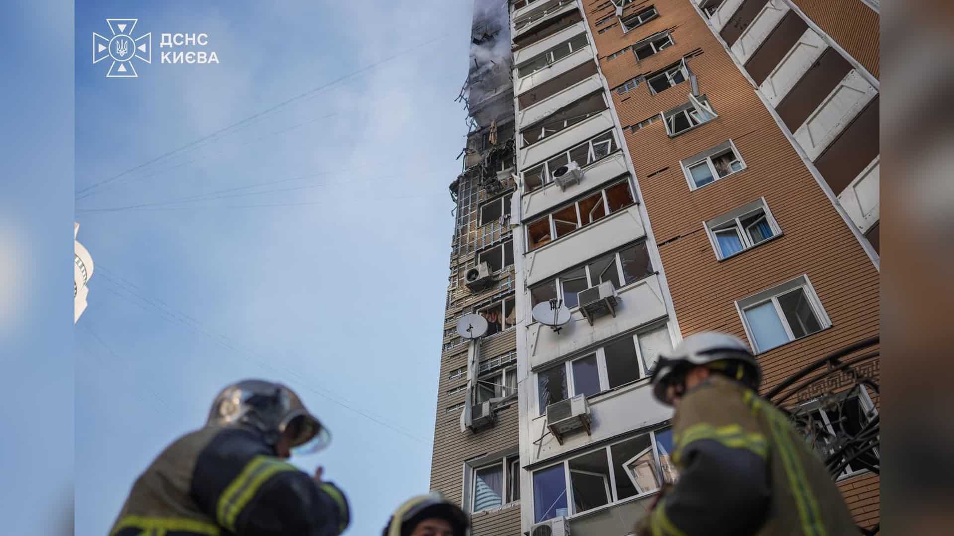Вночі ворог атакував Київ: пожежі у Дарницькому та Голосіївському р-нах Пожежа у 22-поверховому житловому будинку у Дарницькому районі Києва після ворожого обстрілу 9 вересня, четверо постраждалих
