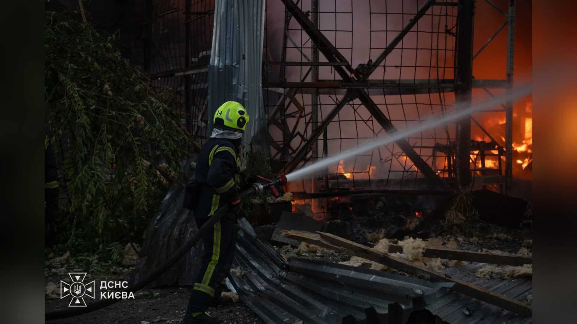 Нічна атака на столицю: є постраждалий та пошкодження, на Лівому березі зникло світло та вода Вогнеборці ДСНС гасять пожежу у двоповерховій будівлі у Подільському р-ні Києва після російської атаки 11 вересня, площа займання — 500 кв. м