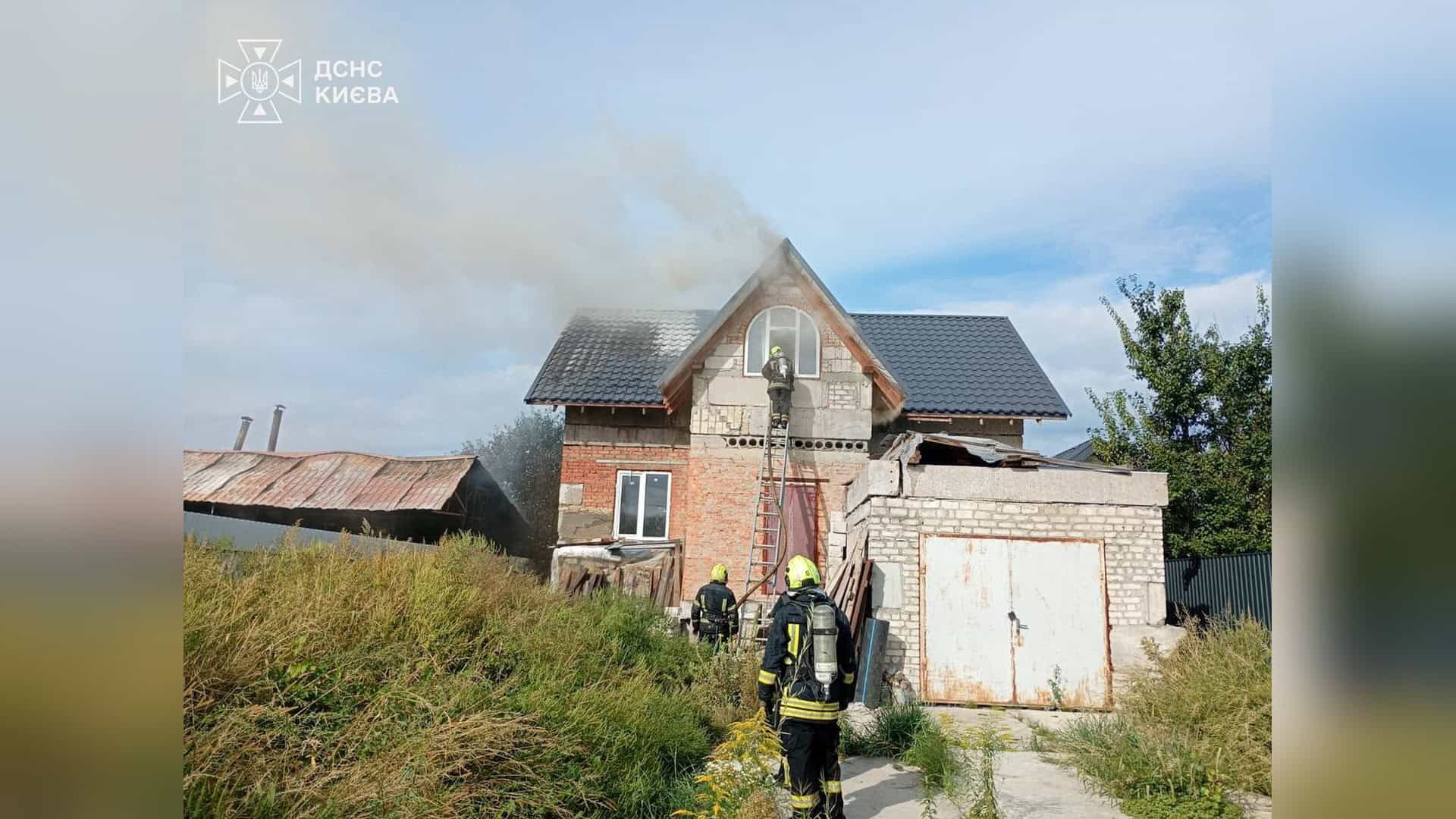 Пожежа у Дніпровському р-ні Києва — лазня і покрівля двоповерхового будинку горіли на площі 70 кв. м, постраждалих немає