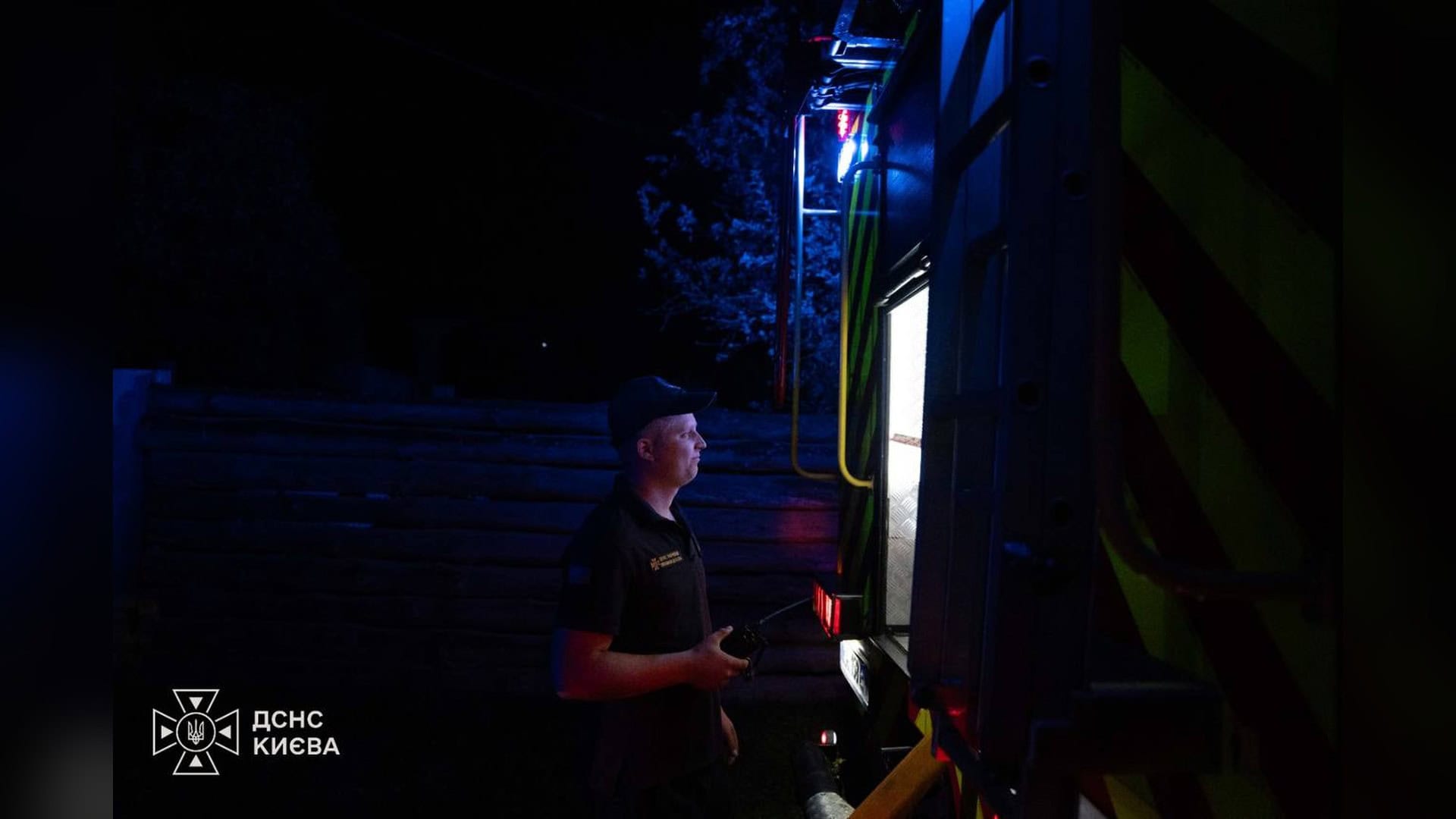 23-річного киянина затримали за підозрою у пограбуванні двох ломбардів Рятувальники гасять пожежу у двоповерховому приватному будинку на вулиці Газопровідній у Подільському р-ні Києва, площа займання — 200 кв. м