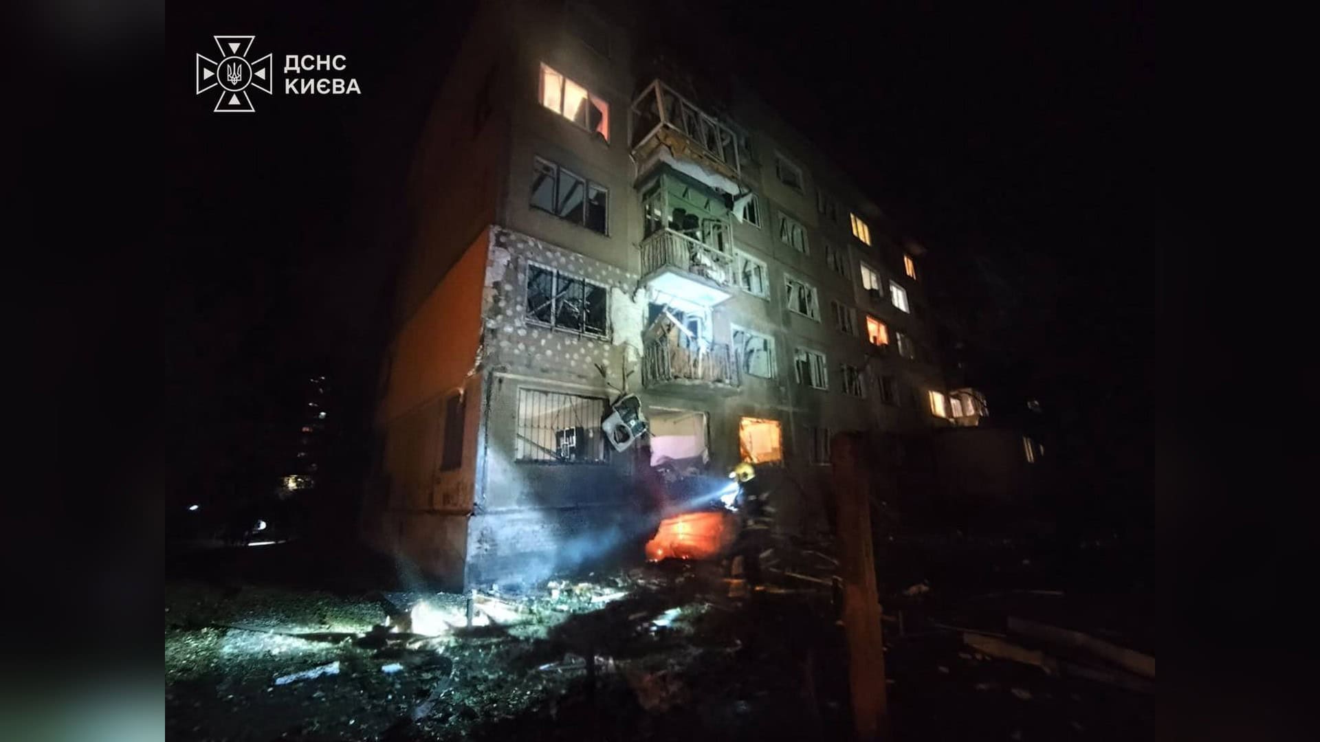 П'ятеро постраждалих у Дніпровському р-ні після нічної атаки БпЛА Рятувальники ДСНС працюють біля пошкодженої п'ятиповерхівки у Дніпровському р-ні Києва після нічної атаки 22 вересня — врятовано 15 осіб