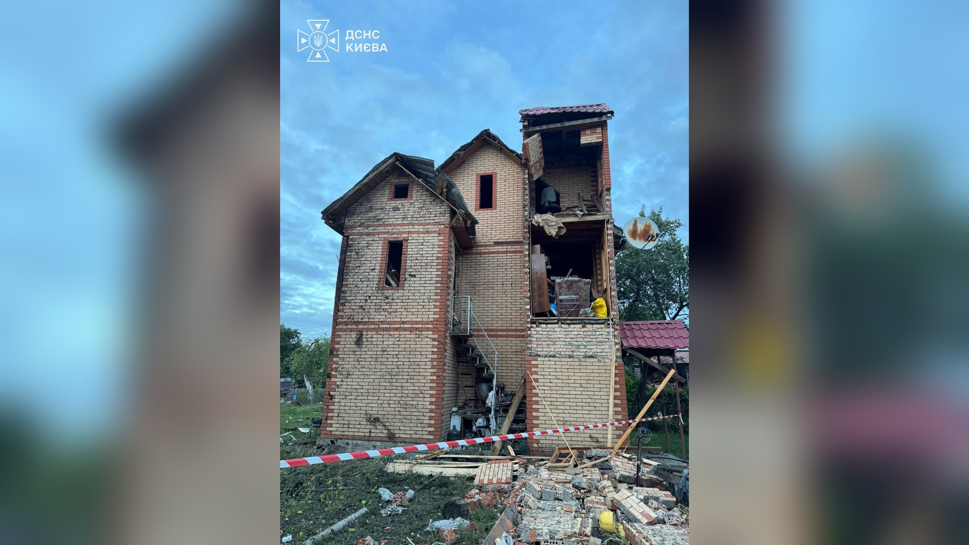 Уламки впали на приватний будинок у Дніпровському р-ні, двоє поранених Пошкоджений фасад приватного будинку в Дніпровському р-ні Києва після влучання російського БпЛА — 1 людина госпіталізована