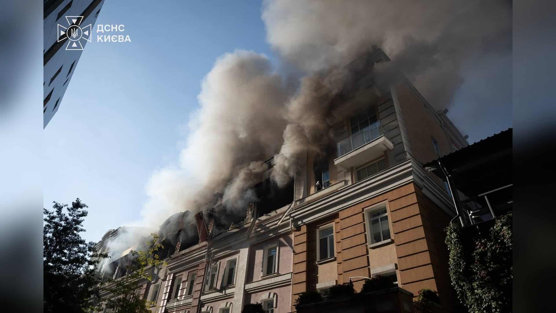 Кличко: у Києві 25 поранених і двоє загиблих внаслідок атаки Рятувальники ДСНС Києва працюють на місці влучання у бізнес-центр у Голосіївському р-ні після російської атаки, 2 загиблих і близько 20 постраждалих