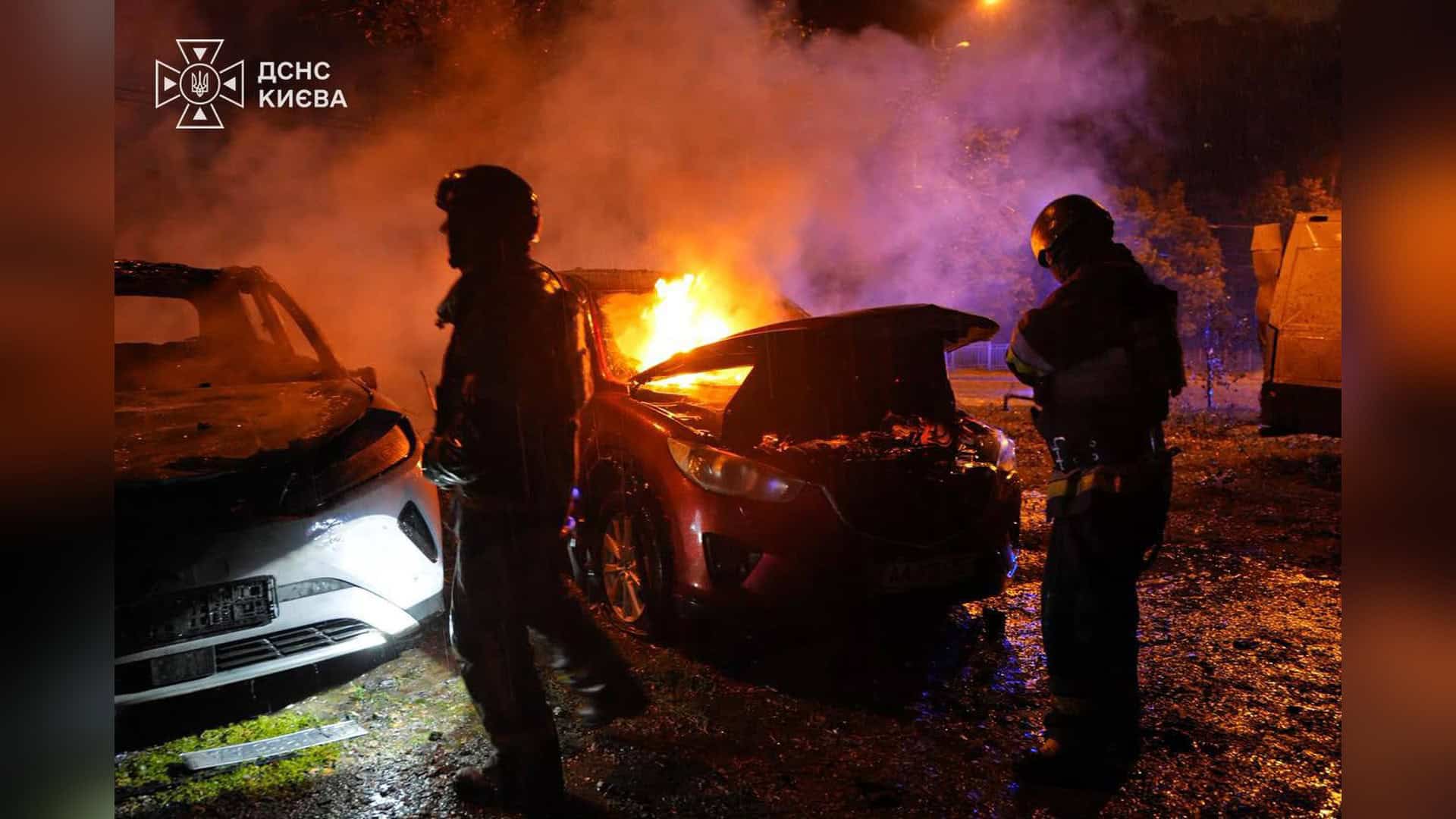 Рятувальники ДСНС гасять пожежу після російської атаки на Київ у ніч на 24 вересня — 2 загиблих, 8 постраждалих у трьох районах міста