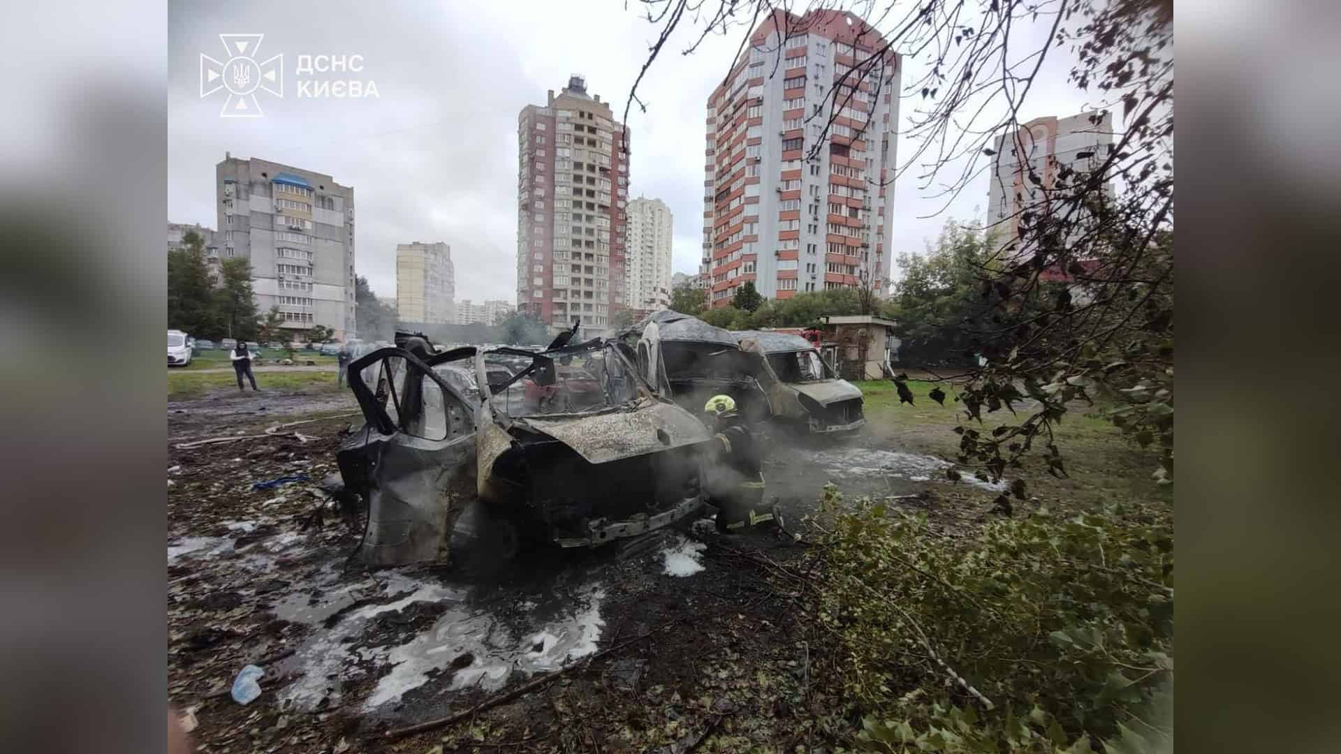 Атака на Київ: двоє загиблих, 8 поранених у п’яти р-нах Пожежа у дворі багатоповерхівки в Дарницькому р-ні Києва після російського обстрілу: знищено 3 авто, пошкоджено понад 10