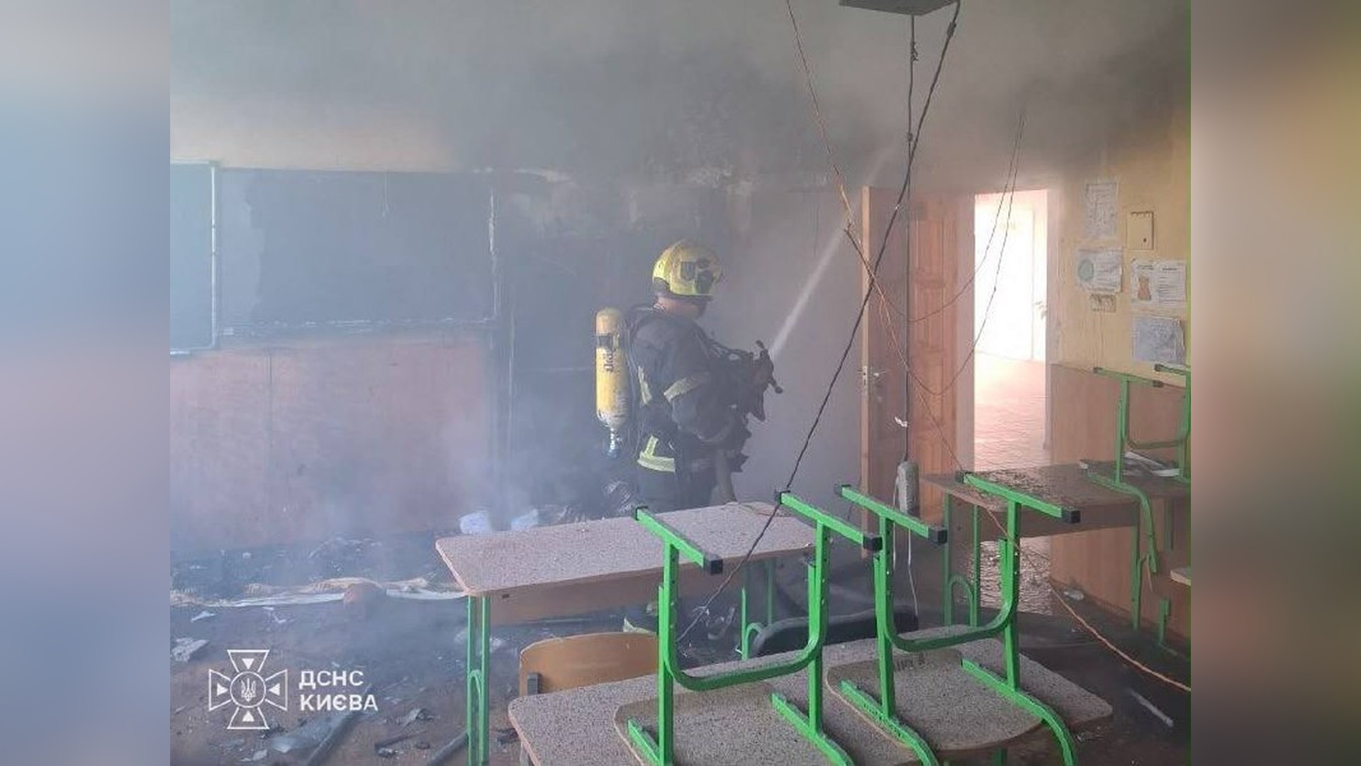 Атака на Київ: загинув чоловік, троє поранених після удару по дата-центру Рятувальник ДСНС Києва гасить пожежу в задимленому класі закладу освіти у Солом’янському р-ні після російського удару