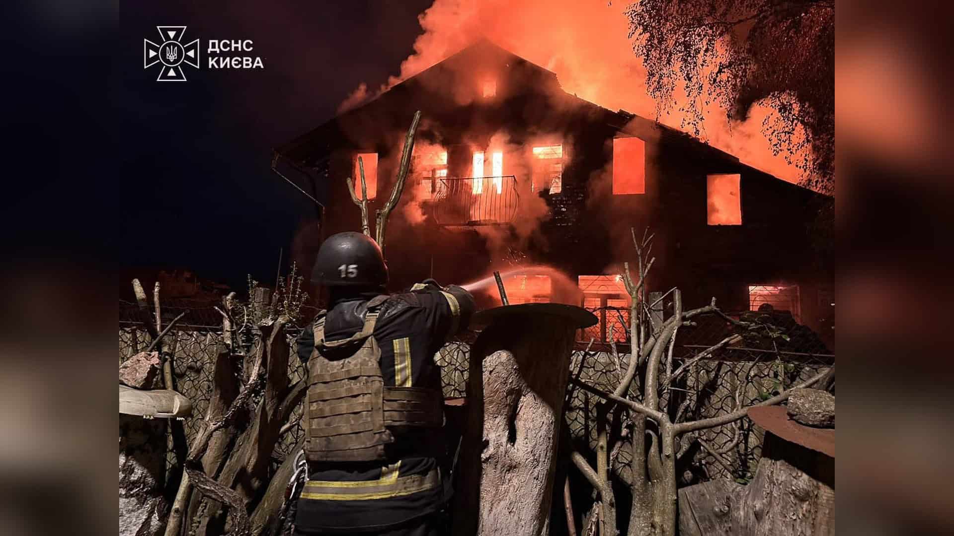 Удар по Голосіївському р-ну: ДСНС врятувала двох людей з адмінбудівлі Рятувальник ДСНС гасить пожежу у приватному двоповерховому будинку в Києві після нічної атаки російських дронів
