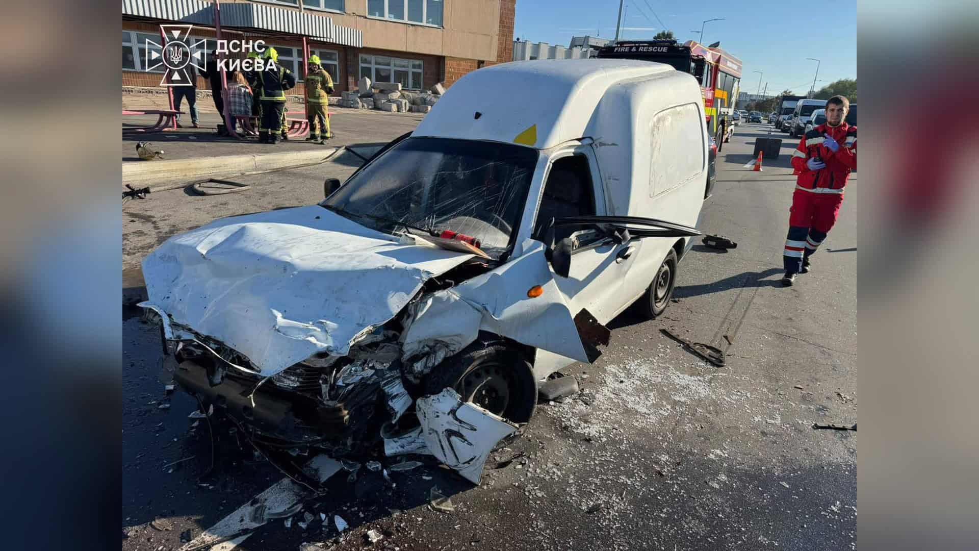 Пожежа у ресторані в Голосіївському: 60 кв. м, жертв немає Місце ДТП на вулиці Пухівській у Деснянському р-ні Києва, де зіткнулися три автомобілі і постраждали троє людей