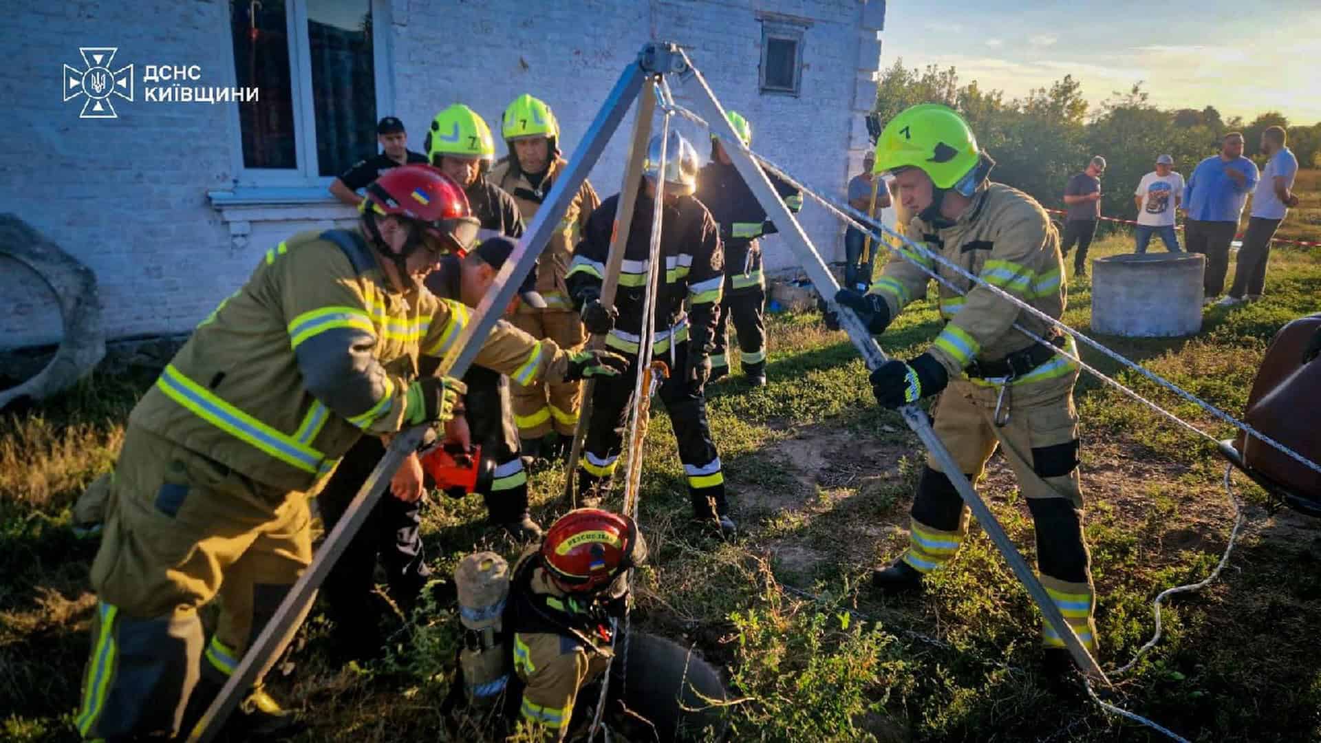 Рятувальники ДСНС Київщини дістали тіла двох чоловіків із 20-метрової криниці у селі Квітневе Сквирської громади 3 вересня