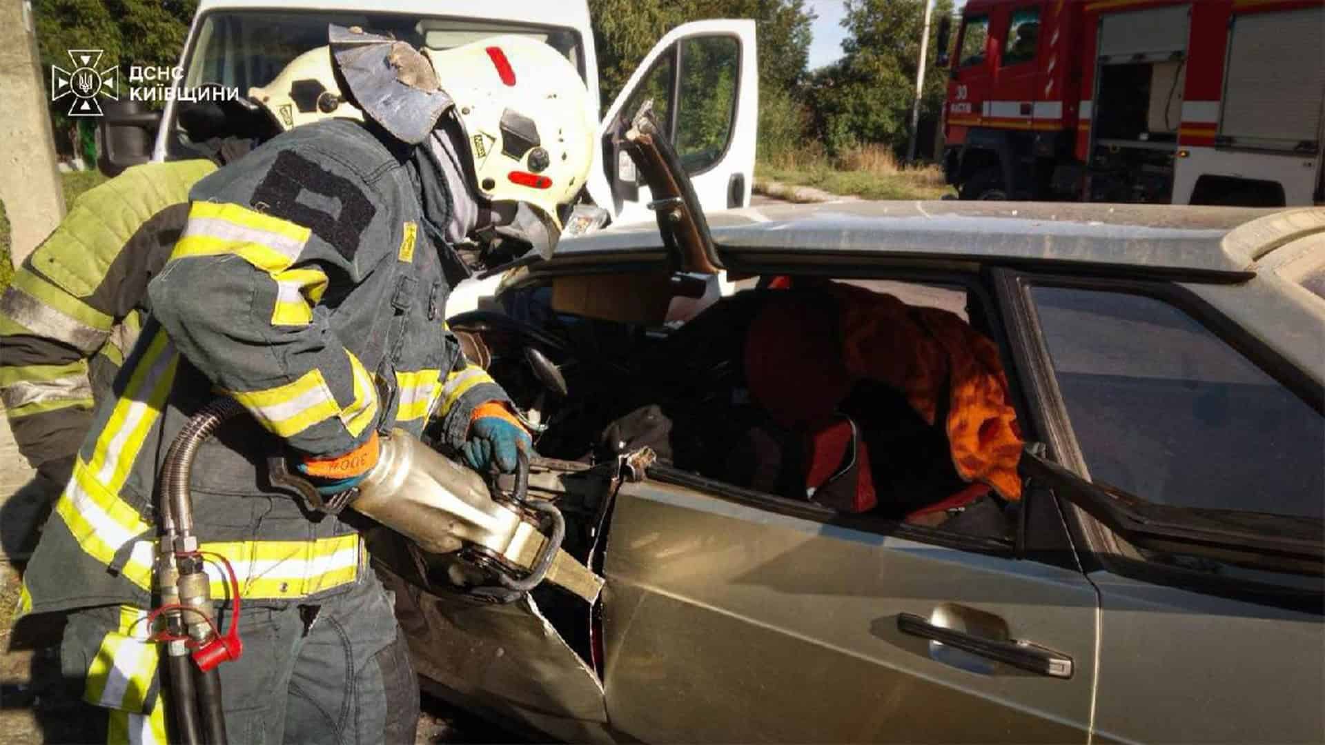 Рятувальники ДСНС Київщини деблокують водія ВАЗ 2109 після зіткнення з Citroen на вул. Житомирській у Фастові