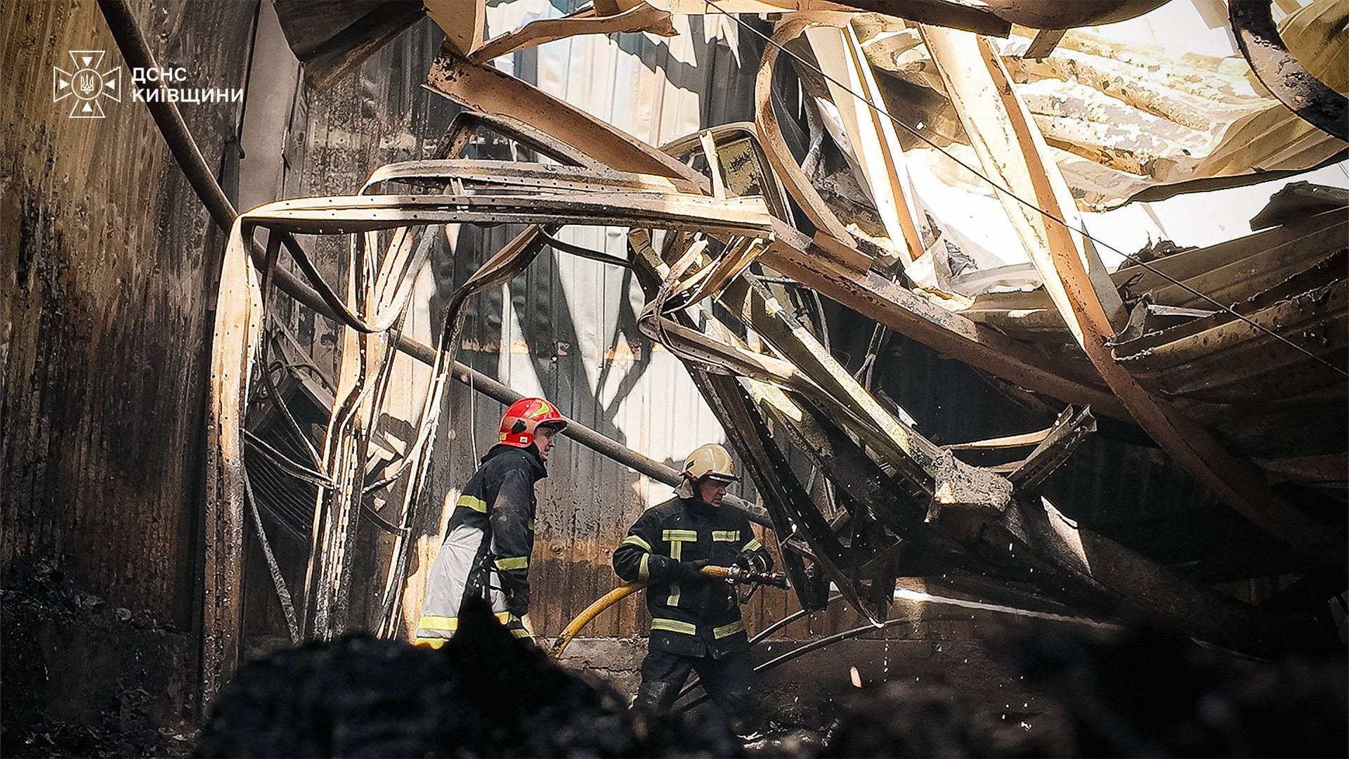 Рятувальники ліквідують пожежі на Фастівщині після ворожих ударів по цивільних і виробничо-складських об'єктах