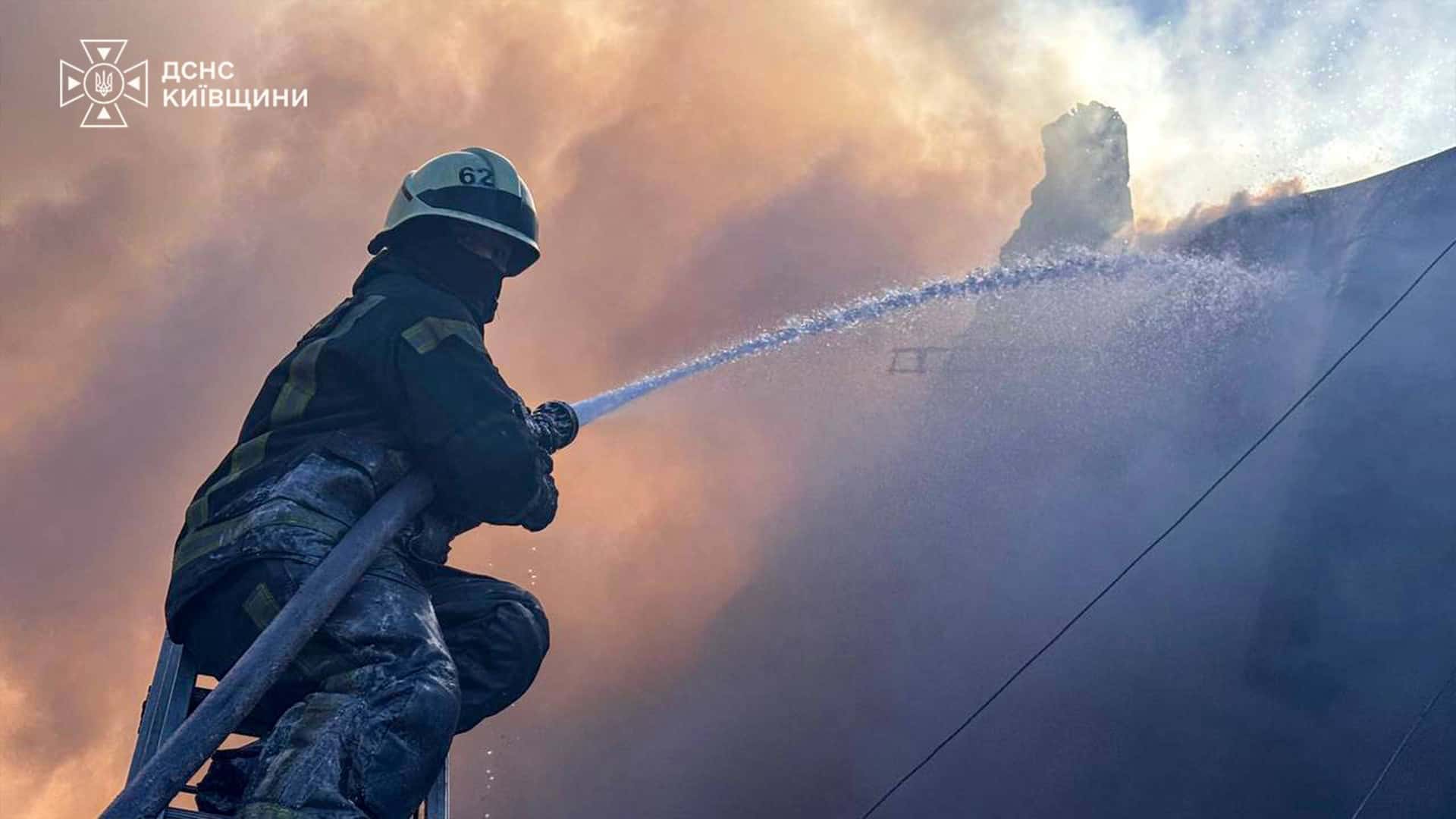 Рятувальники ДСНС Київщини ліквідують пожежу у складі у Бучанському р-ні після російського обстрілу, двоє постраждалих