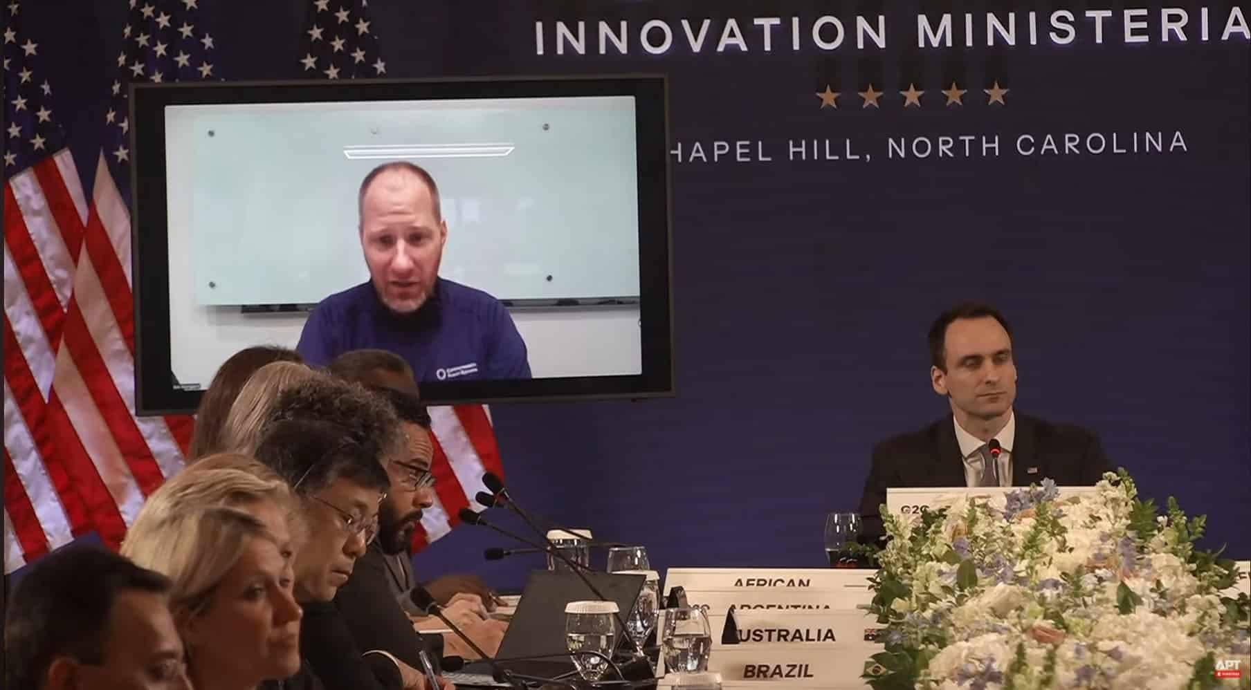 Трансляція виступу Боба Мамгаарда на екрані під час G20 Innovation Ministerial у Чапел-Гілл