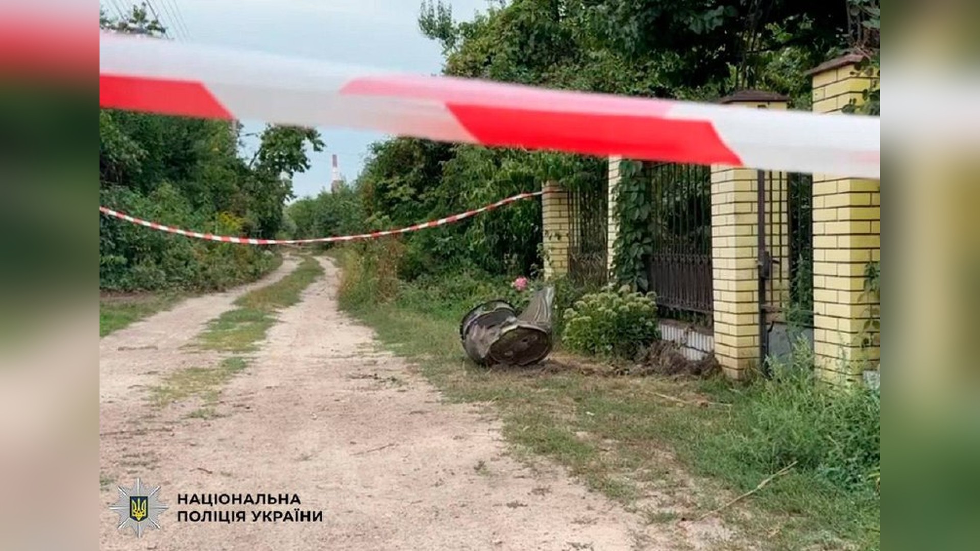 Архієпископ Ґаллаґер відвідав місце ракетного удару по Києву Вибухотехніки поліції знешкоджують бойову частину ракети С-400 у житловій забудові Дарницького району Києва — близько 180 кг вибухівки