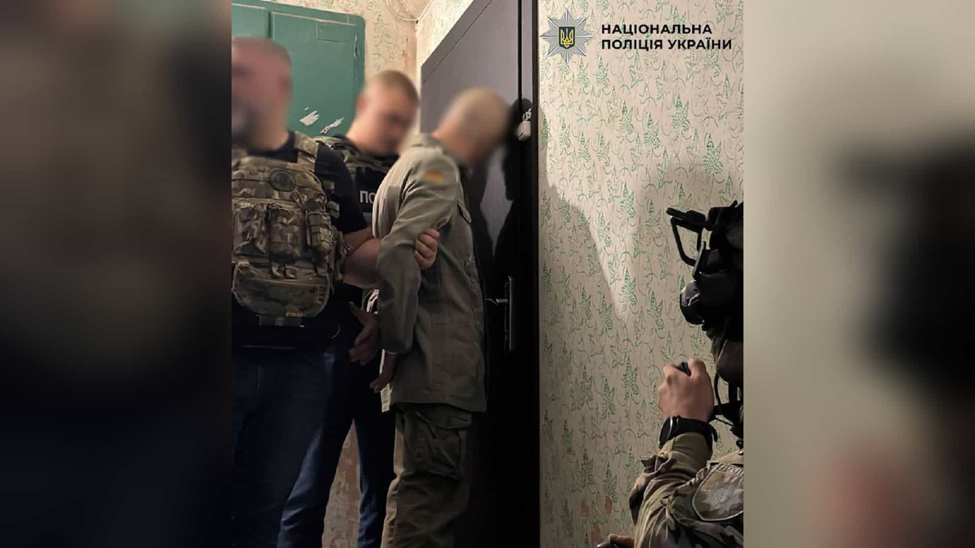 Поліцейські КОРД затримали підозрюваного у вбивстві на сходовій клітці багатоповерхівки у Деснянському районі Києва