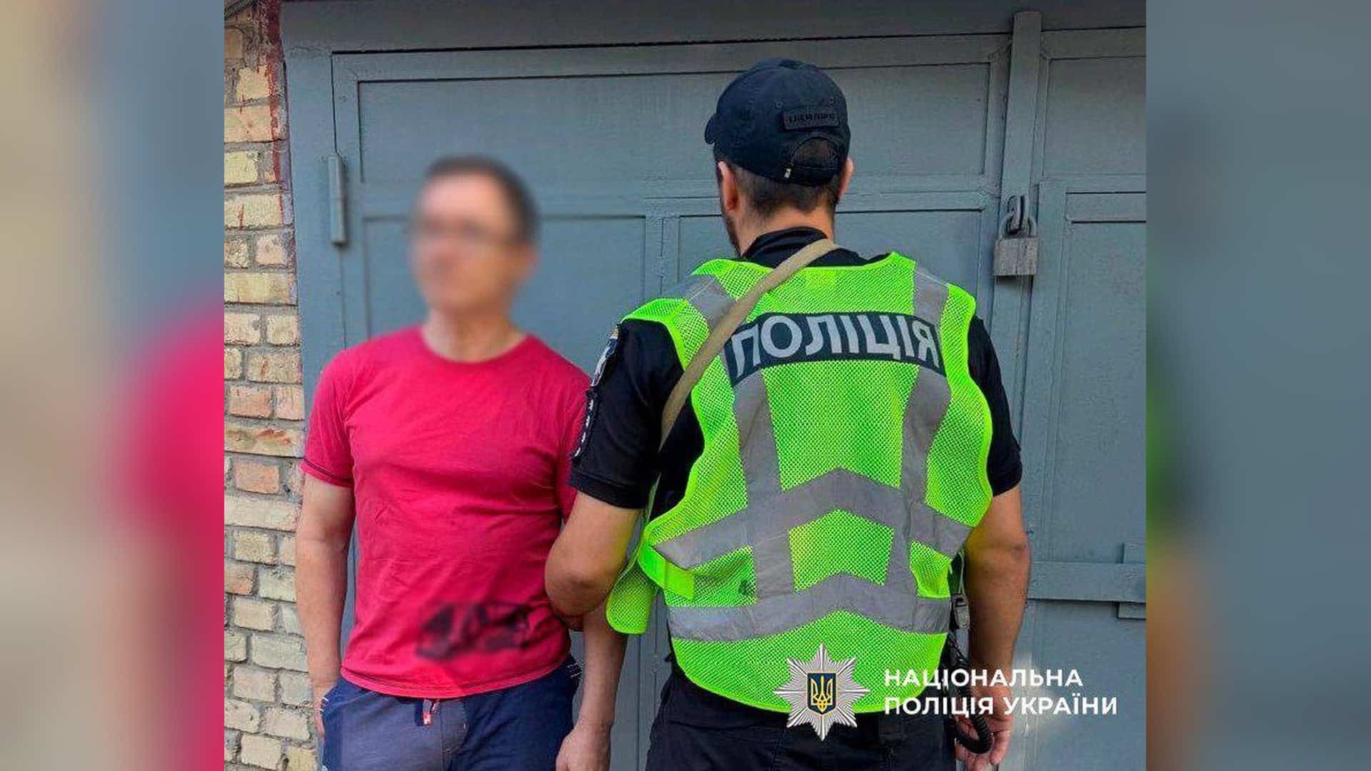Поліцейські затримали військового з трофейним автоматом у гаражному кооперативі на проспекті Голосіївському в Києві