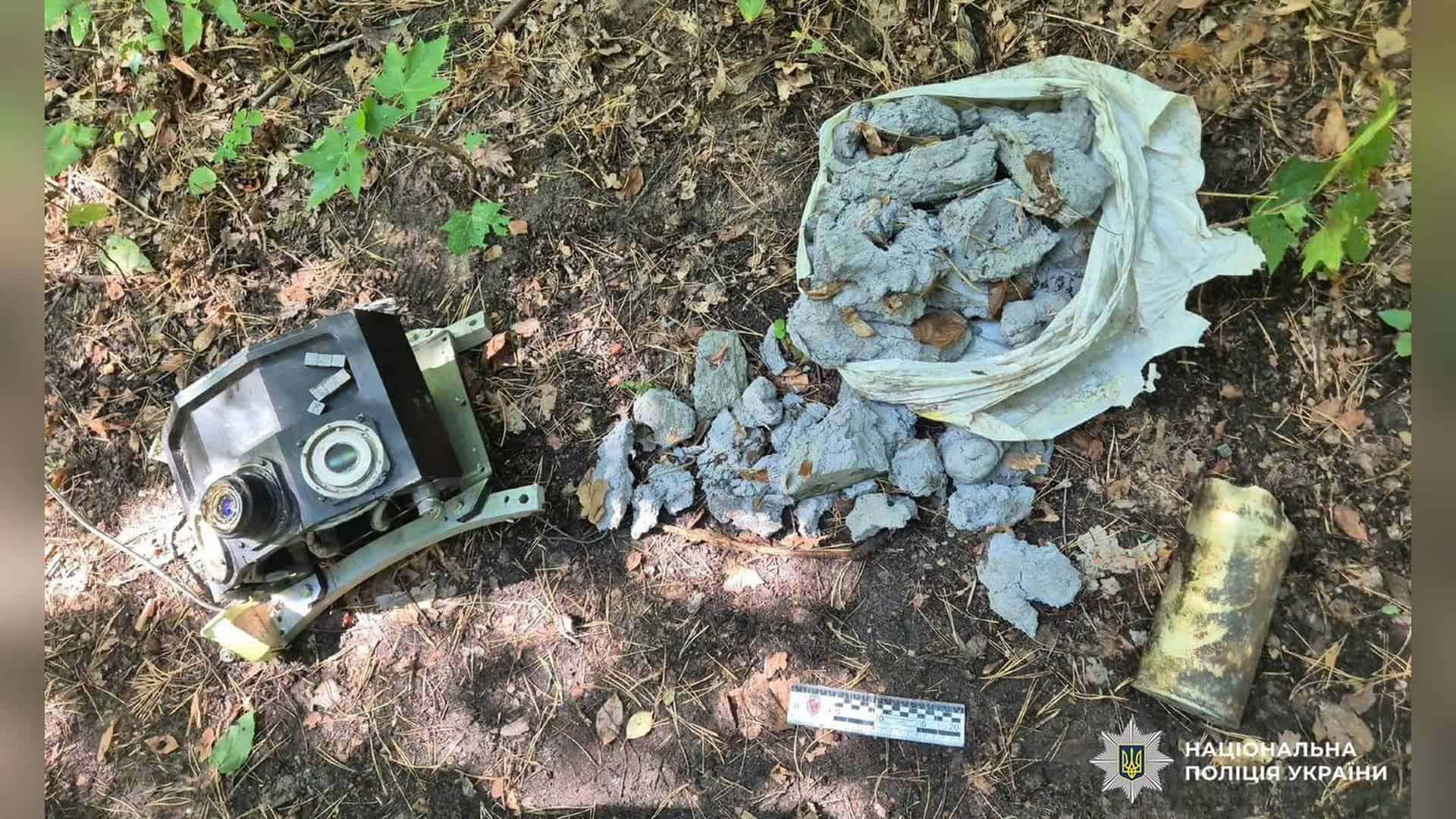 Що зняли бодікамери патрульних під час ракетного удару по Києву? Поліцейські-вибухотехніки вилучають реактивну частину гіперзвукової ракети у Дарницькому р-ні Києва після масованої атаки