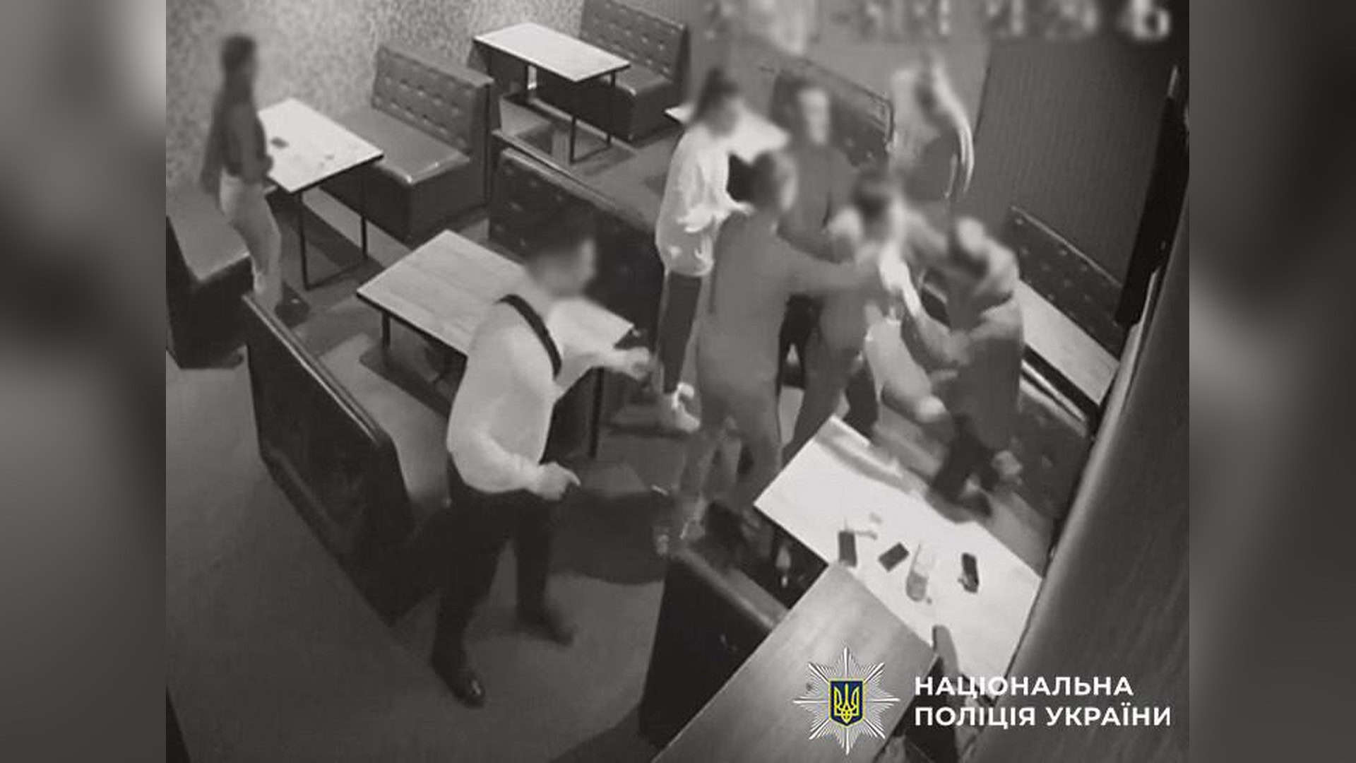 Поліцейські екстрадували з Німеччини 27-річного киянина, підозрюваного у нападі з ножем у більярдному клубі Деснянського р-ну Києва