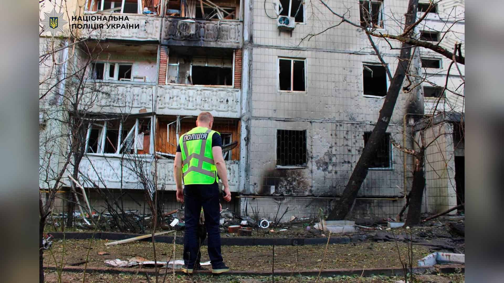 Наслідки удару БпЛА по дев'ятиповерховому будинку в Дніпровському р-ні Києва: загибла та четверо поранених, серед них двоє підлітків