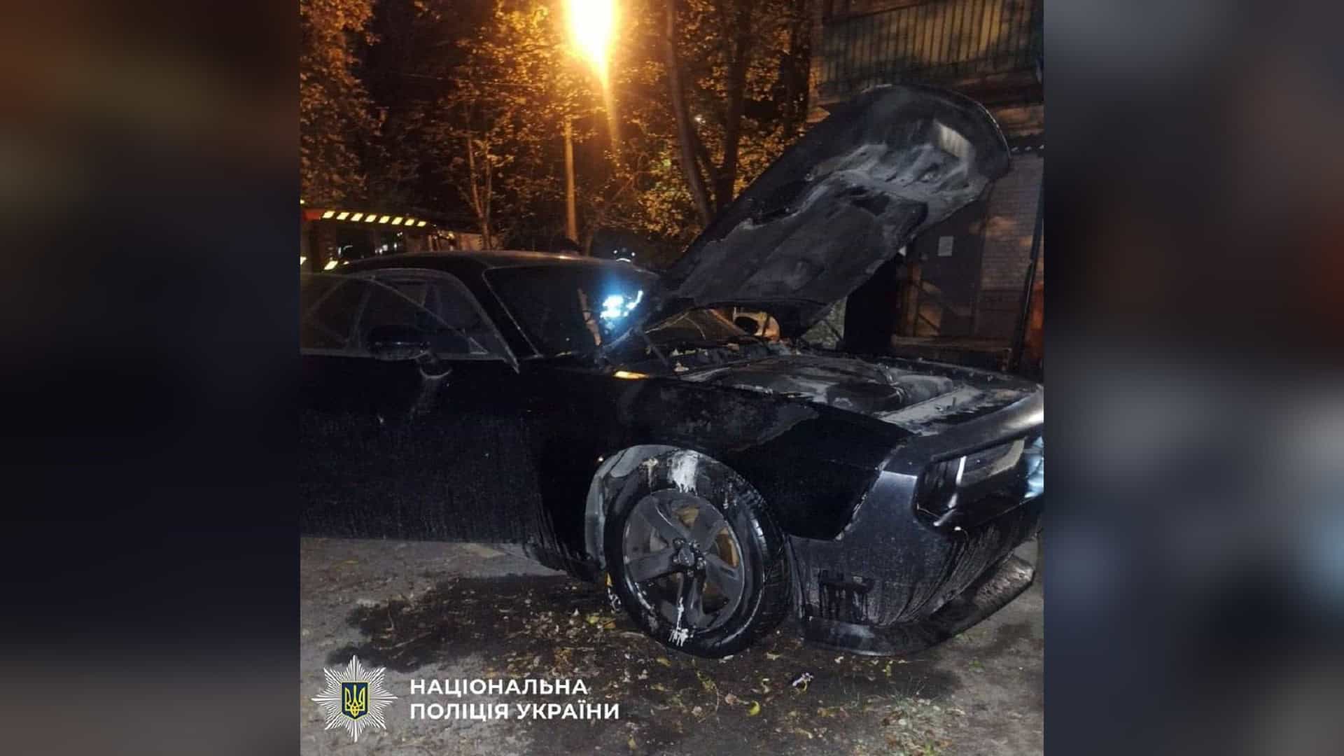 У Києві затримали трьох підозрюваних у нападі на ді-джея Поліція Києва повідомила про підозру 46-річному киянину та його сину-підлітку, які підпалили авто Dodge Challenger військового через ревнощі