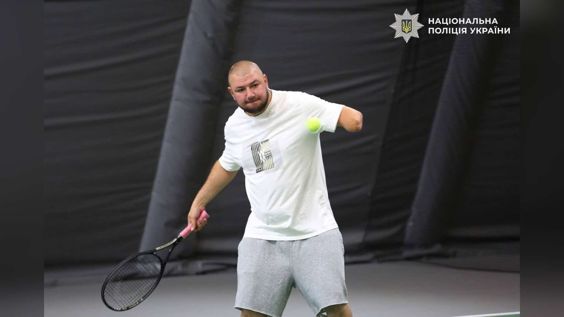 Ветерани поліції Києва грають у великий теніс під час реабілітаційних занять, організованих Tennis Park 2.0