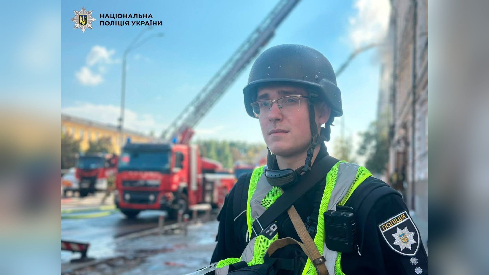 Поліцейські та рятувальники працюють на місці удару дрона по будівлі у Шевченківському р-ні Києва: одна загибла, 10 поранених