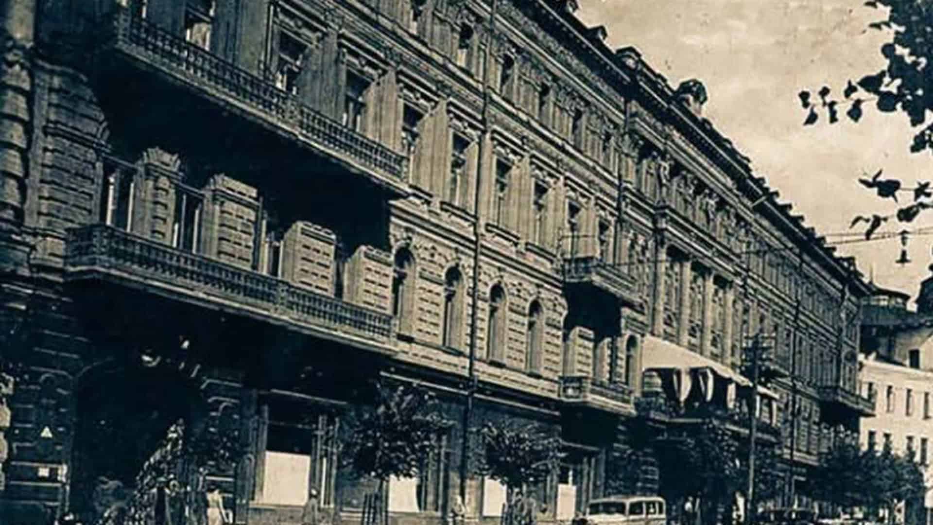 Архівне чорно-біле фото будівлі готелю «Континенталь» на вулиці Городецького (колишня Миколаївська) у Києві, початок XX століття