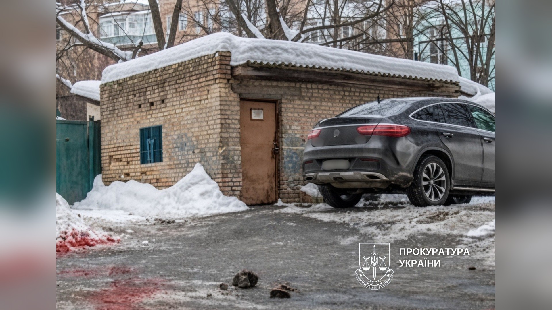 Двір житлового будинку на вулиці Лютеранській у Печерському районі Києва, де було скоєно замовне вбивство бізнесмена