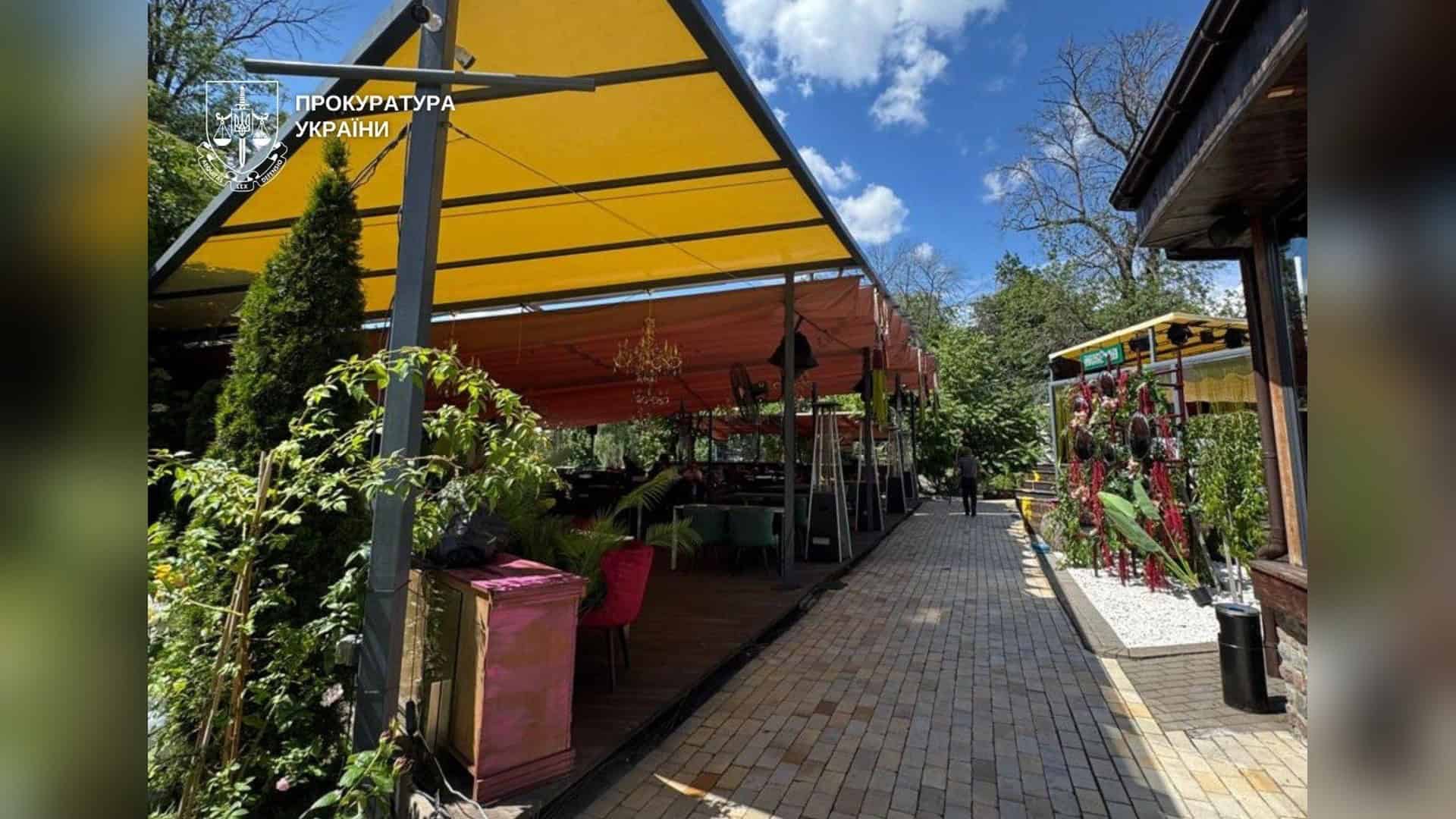 Літні майданчики біля ресторану на вулиці Михайла Грушевського на Печерську, зайняті на 0,24 га комунальної землі без дозволів