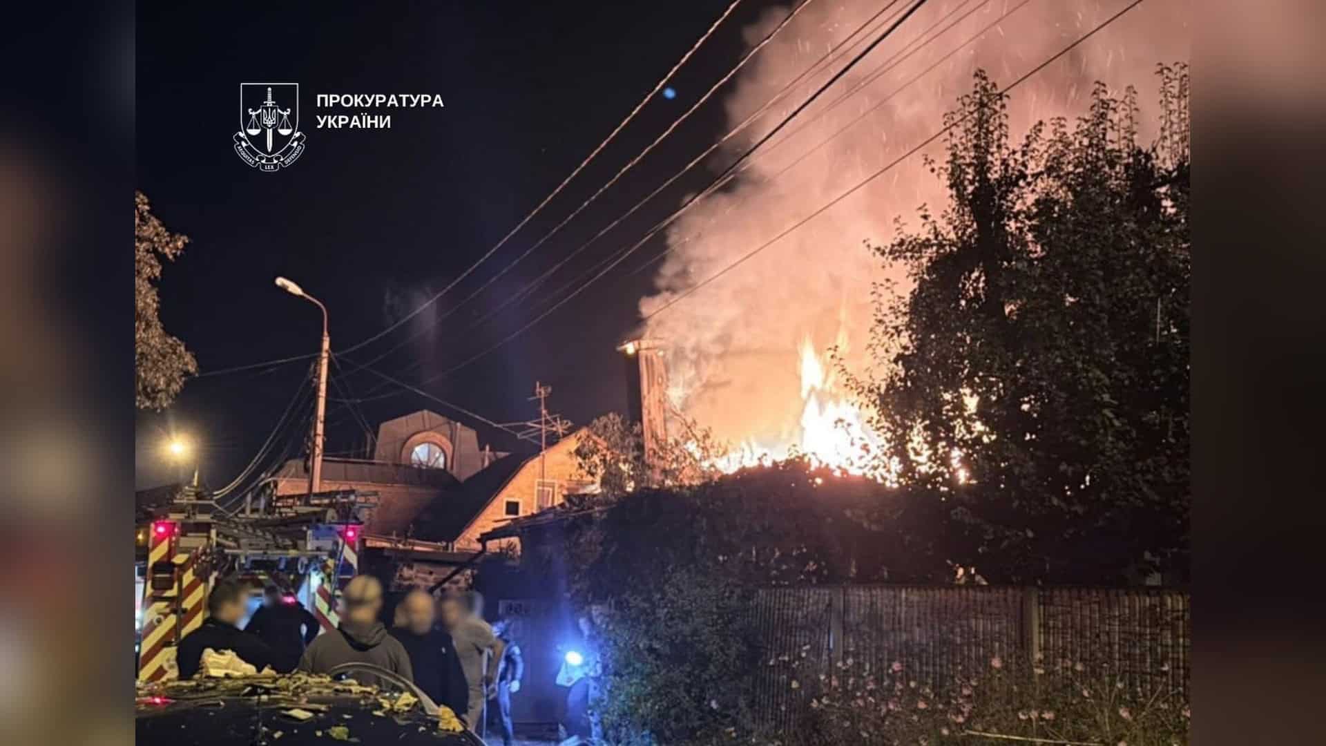 Пошкоджений приватний будинок у Святошинському р-ні Києва після нічної атаки безпілотниками — дві жінки загинули, четверо поранені