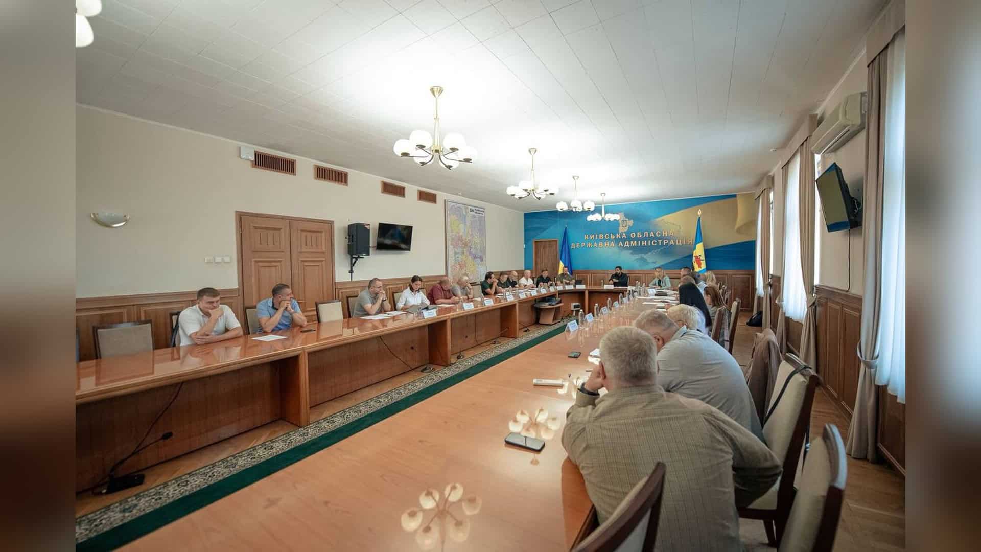 Зруйнований склад на Київщині після ворожого удару — обласна влада координує ліквідацію органічних відходів