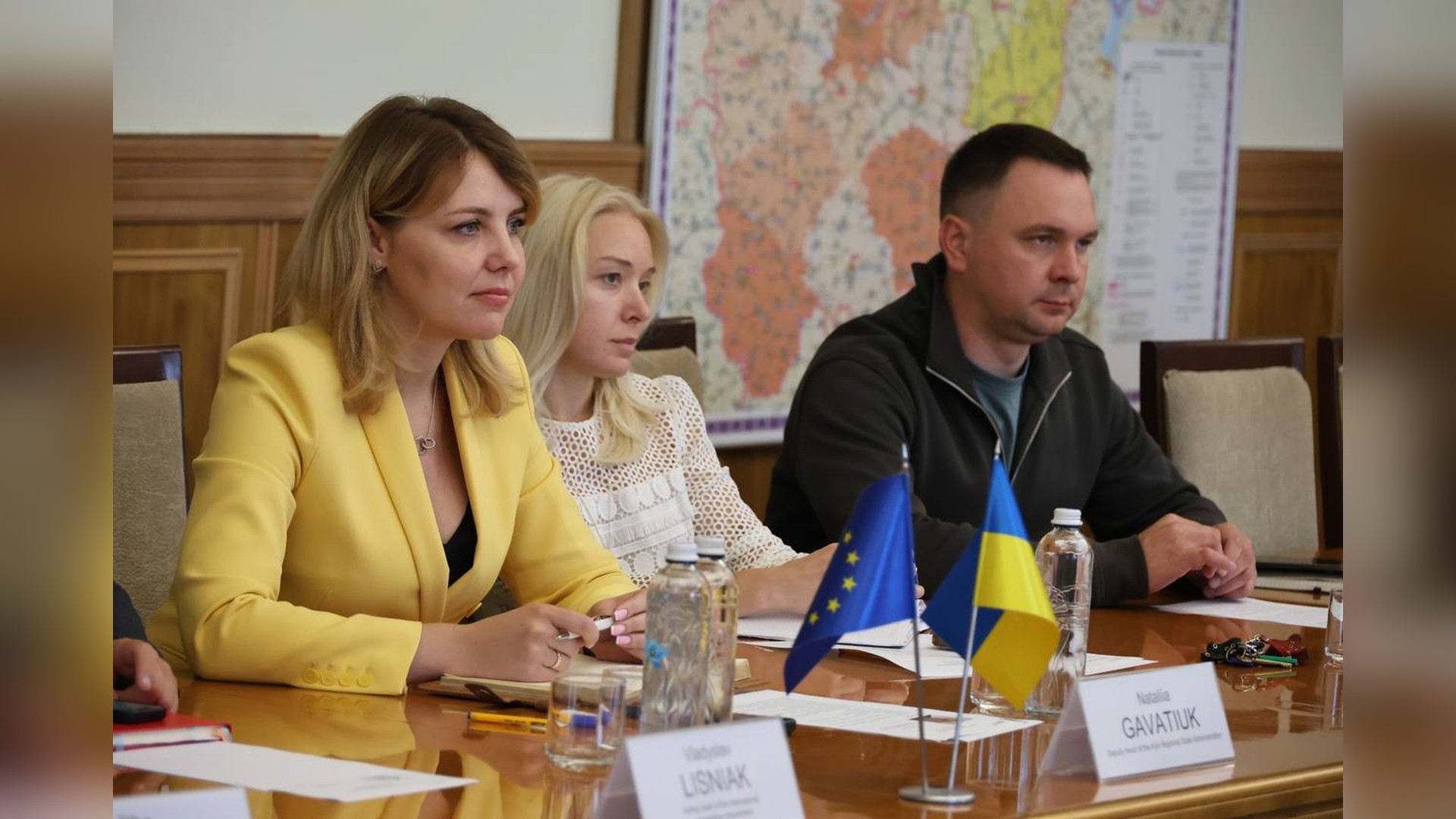 Київщина без світла після дронових атак: споживання зросло на 1,7% Заступниця голови Київської ОДА Наталія Гаватюк та голова фінської компанії Happy Nordic Living Oy Тімо Мікконен обговорюють будівництво заводу на Киї