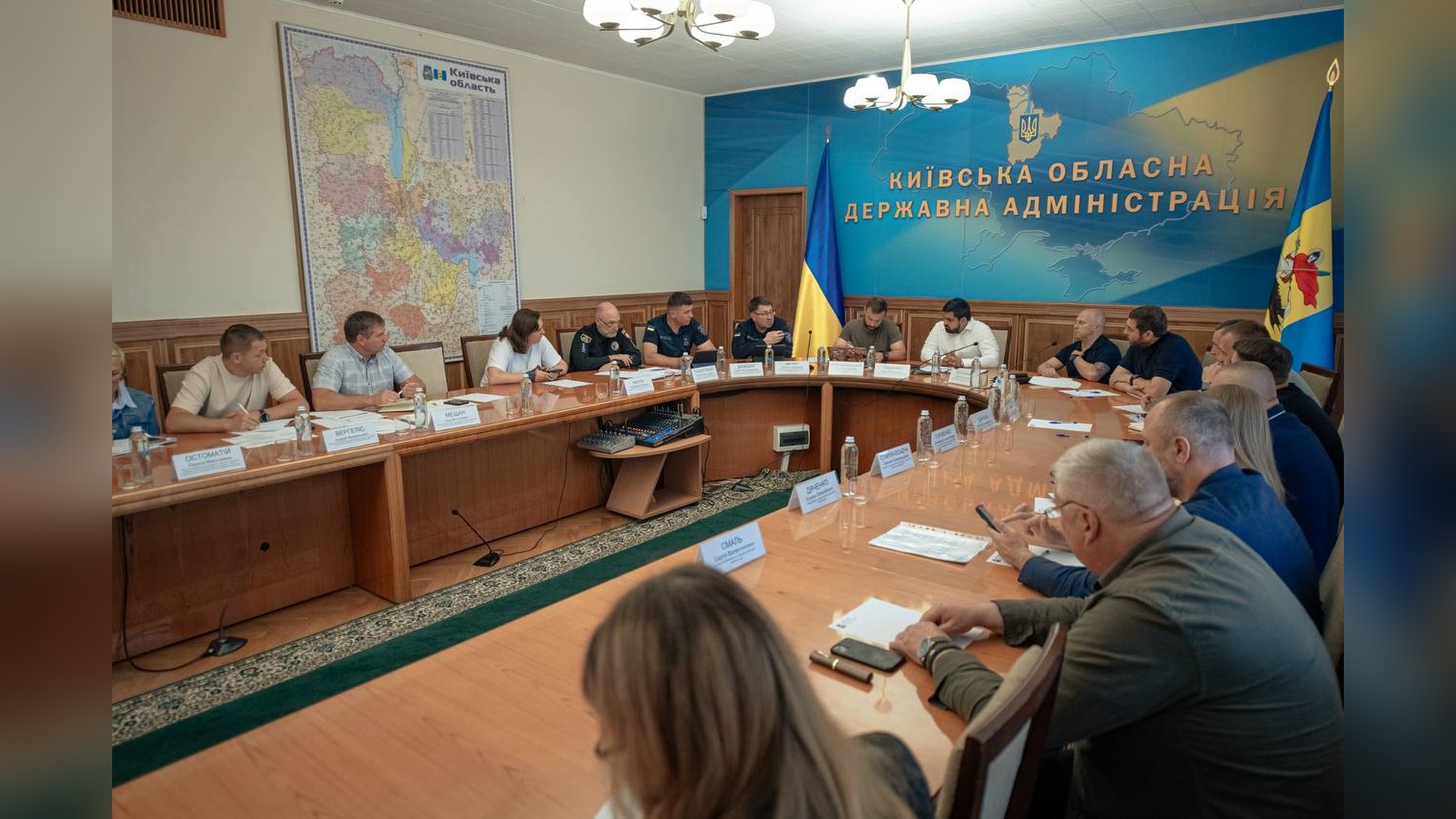 Нарада Київської ОВА з ДСНС та волонтерами щодо допомоги постраждалим від ворожих атак на Київщині, 400 фахівців задіяні щодня