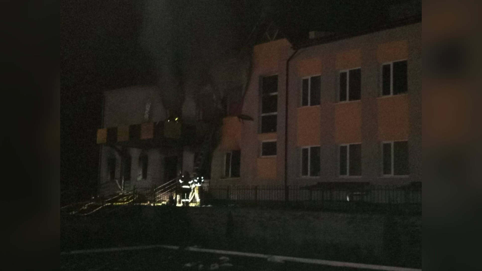 Пожежа в Іванківському ліцеї №2 у Вишгородському районі після удару російського дрона — вогонь охопив 300 кв. м будівлі