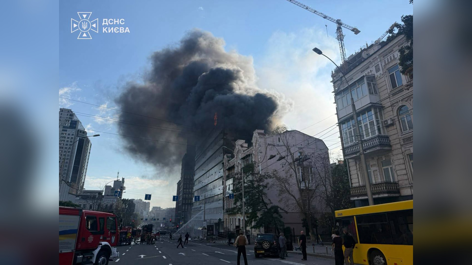 Пожежа на складі у Броварському р-ні: аміак перевищено лише в зоні горіння Екстрені служби працюють на місці удару по будівлі Академії наук у Києві — одна людина загинула, шестеро поранені, троє з них діти