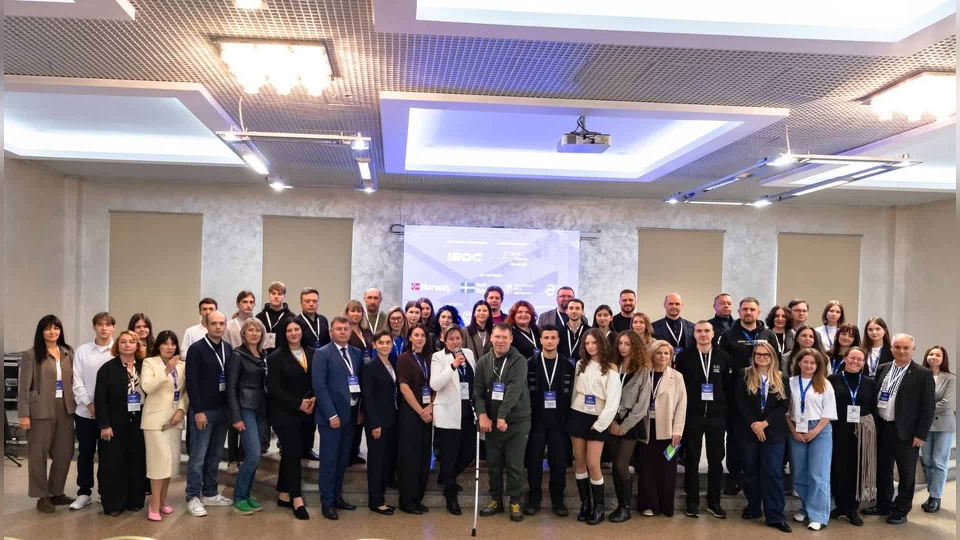 Мешканець Ірпеня отримав 10 років за амфетамін і боєприпаси Групове фото учасників TechnoForum Київщини 2026 в Ірпені у конференц-залі, позаду екран із логотипами партнерів форуму