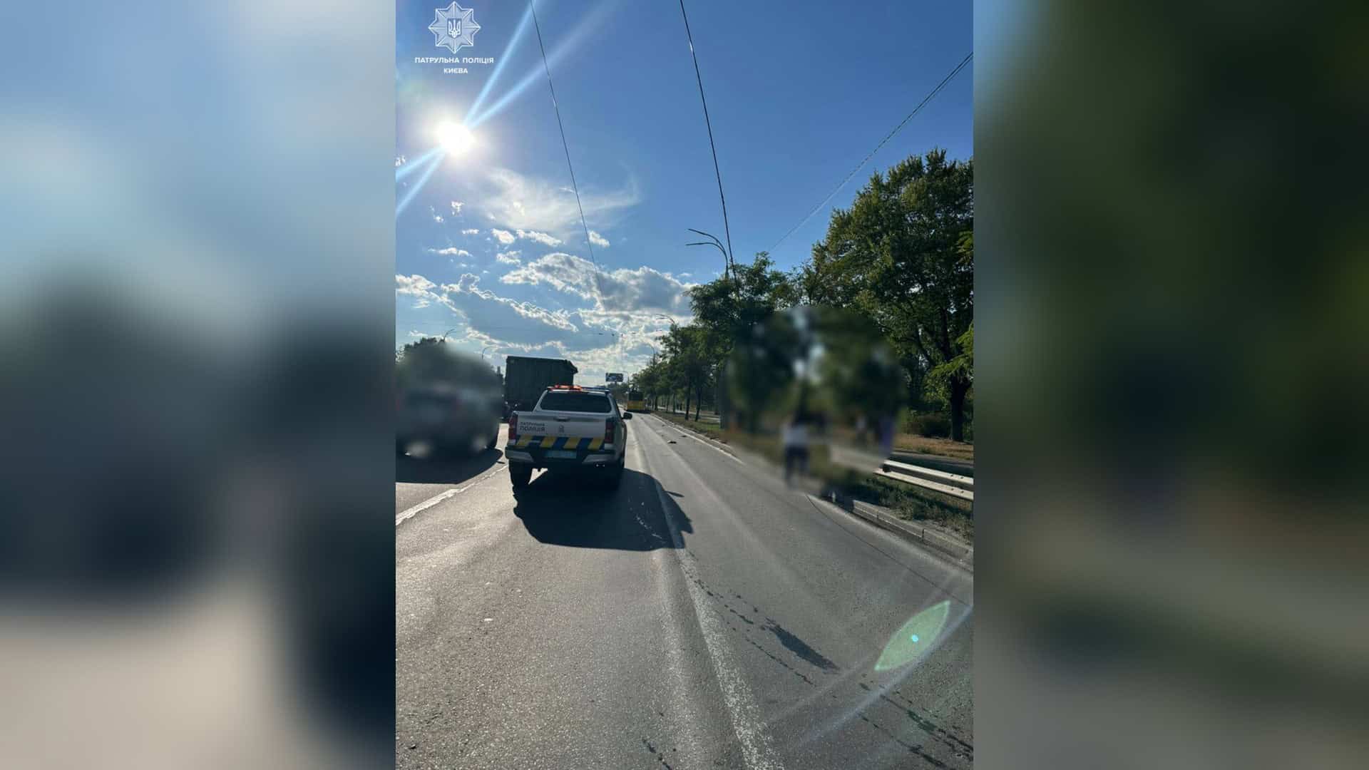 Ускладнений рух транспорту на проспекті Романа Шухевича в напрямку мосту Північного через ДТП у Києві